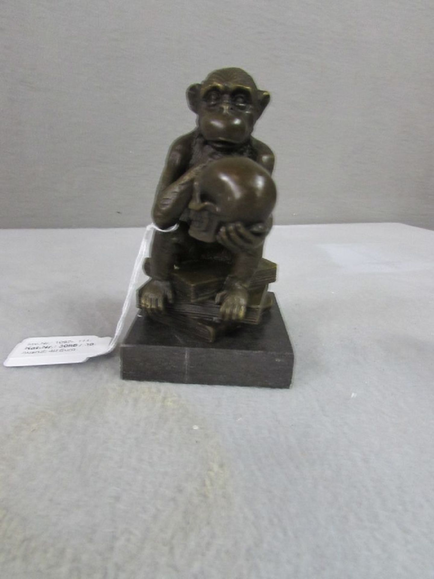 Bronzeskulptur "Der Denker" in Form eines Affen mit Totenschädel und Büchern 14cm höhe Plakettiert - Image 3 of 4