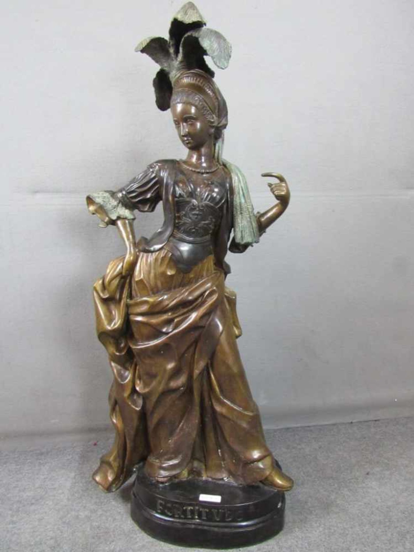 Bronze Statue Edeldame auf Sockel dieser betitelt Fortit VDO Höhe 124cm guter Zustand