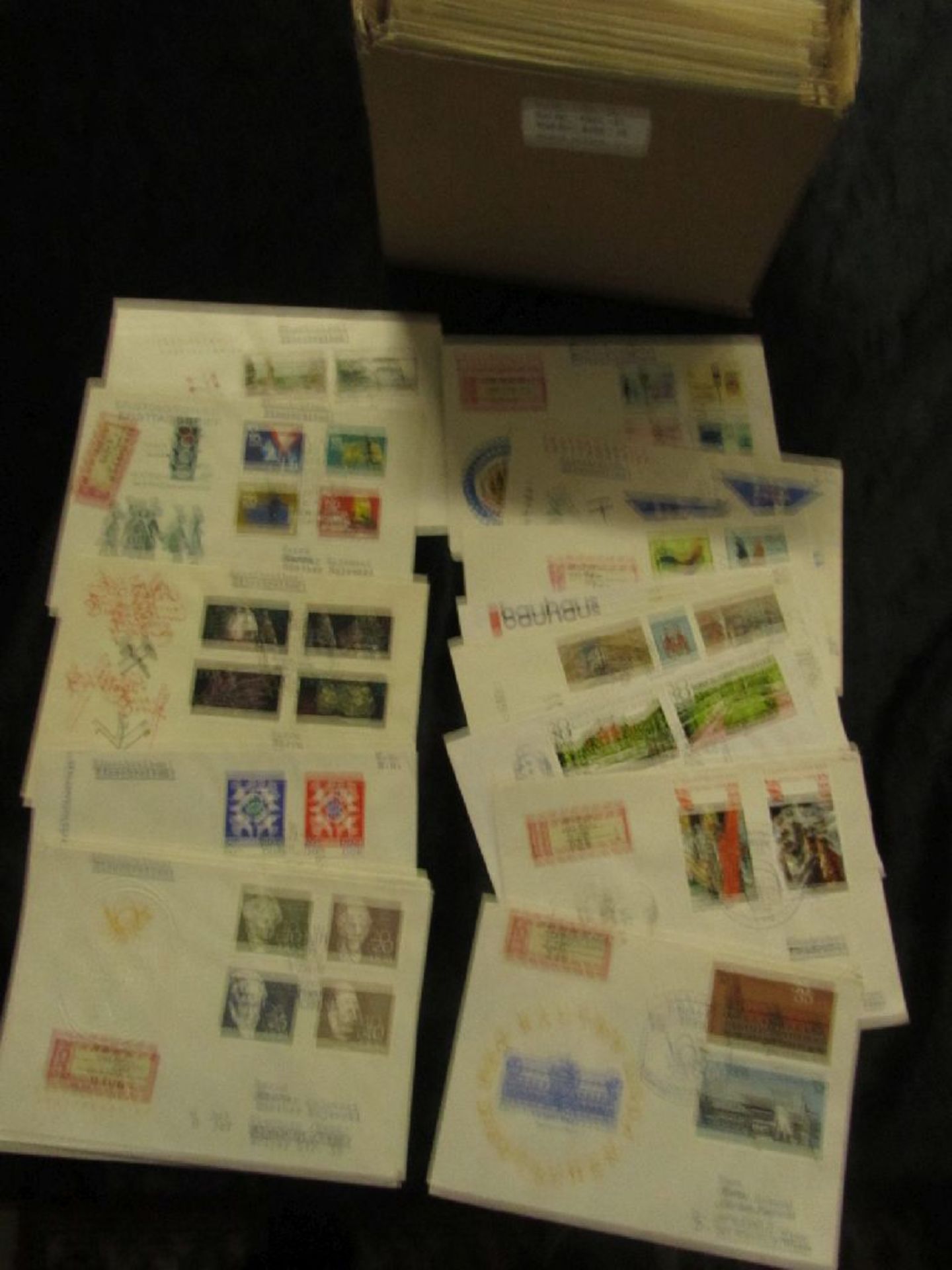 Schachtel mit ca. 250 Schmuck FDC DDR als Brief gelaufen mit sehr viel R+E Briefen - Bild 2 aus 2