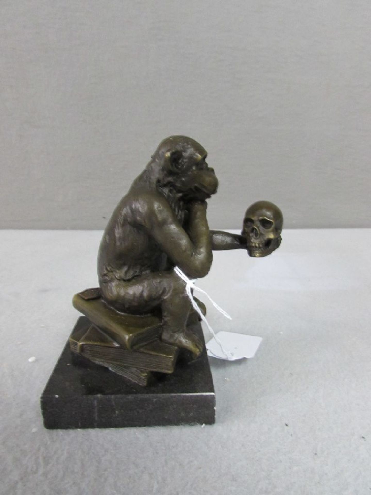 Bronzeskulptur "Der Denker" in Form eines Affen mit Totenschädel und Büchern 14cm höhe Plakettiert - Image 4 of 4