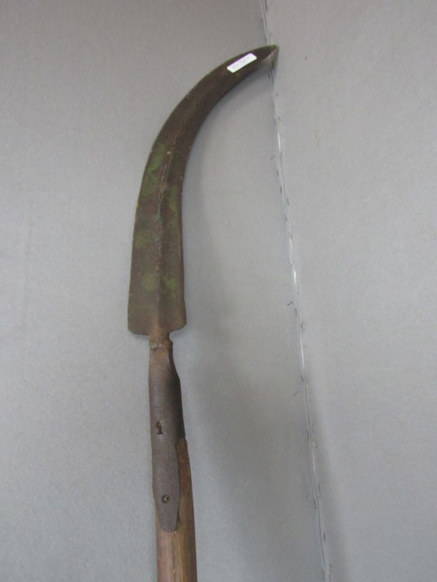 Antike Waffe geschmiedete Sichel Hellebarde Länge Metall 72cm Holz späterem Datums - Bild 2 aus 2
