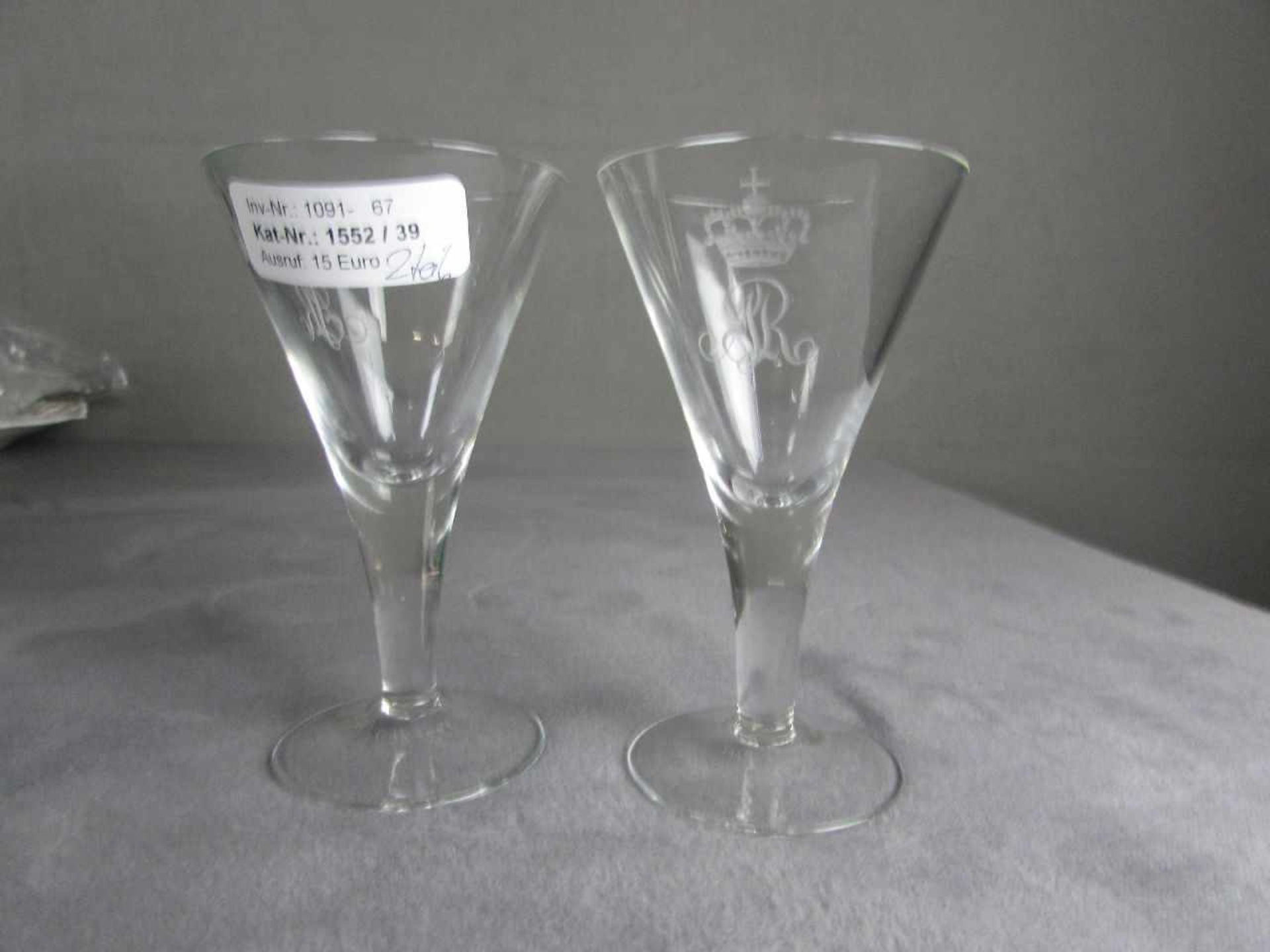 2 Gläser, Mit Krone und "R", 14cm hoch, mit geätzter Innschrift : SP631/676 ccAA 1990