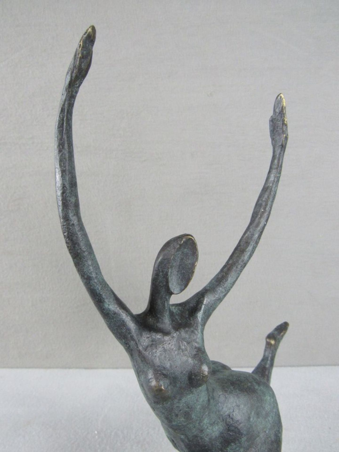 Bronzeskulptur Modern rundliche Dame im Laufe, Plakettiert und Signiert auf Marmorplinte 51 cm hoch - Image 2 of 6