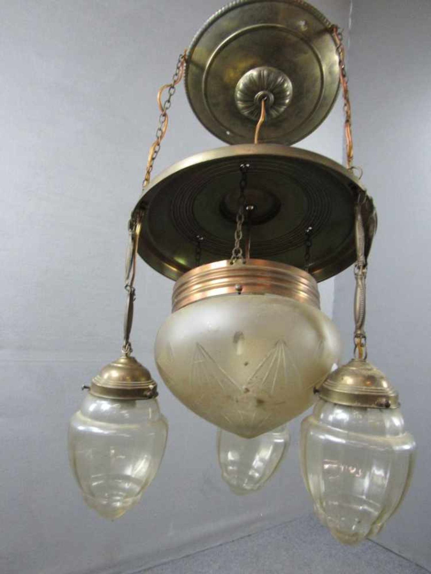 Deckenlampe in wunderschöner Jugendstilmanier mittig satiniert und geschliffenes Glas sowie drei - Bild 3 aus 3