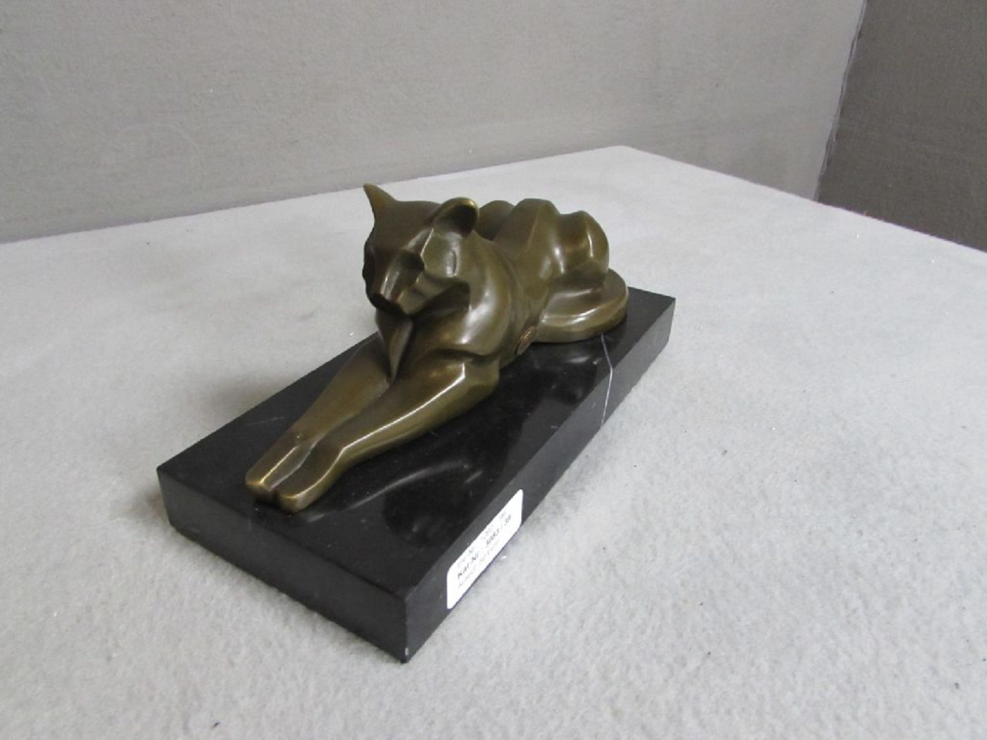 Bronzeskulptur in Art Deko Manier Puma liegend auf Marmorplinte Signiert Nummeriert und