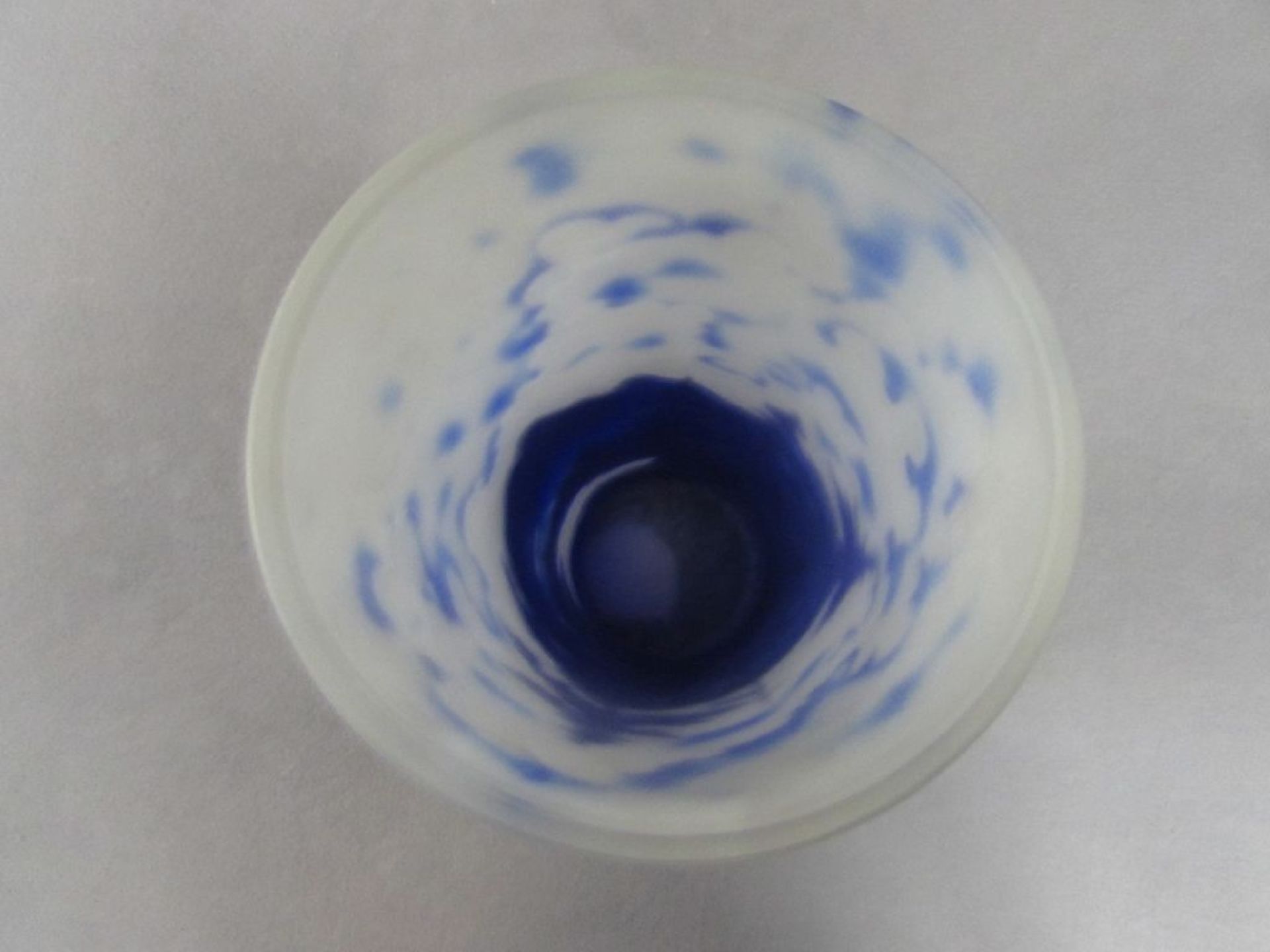Große Glasvase blaues und satiniertes Glas mit Landschaft 37cm hoch - Image 6 of 6