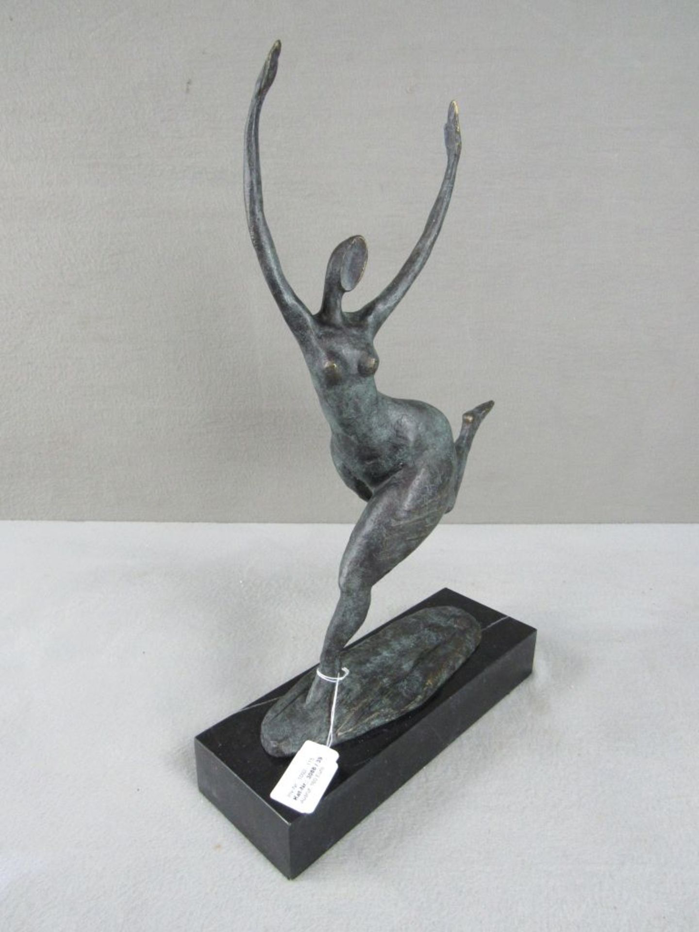 Bronzeskulptur Modern rundliche Dame im Laufe, Plakettiert und Signiert auf Marmorplinte 51 cm hoch