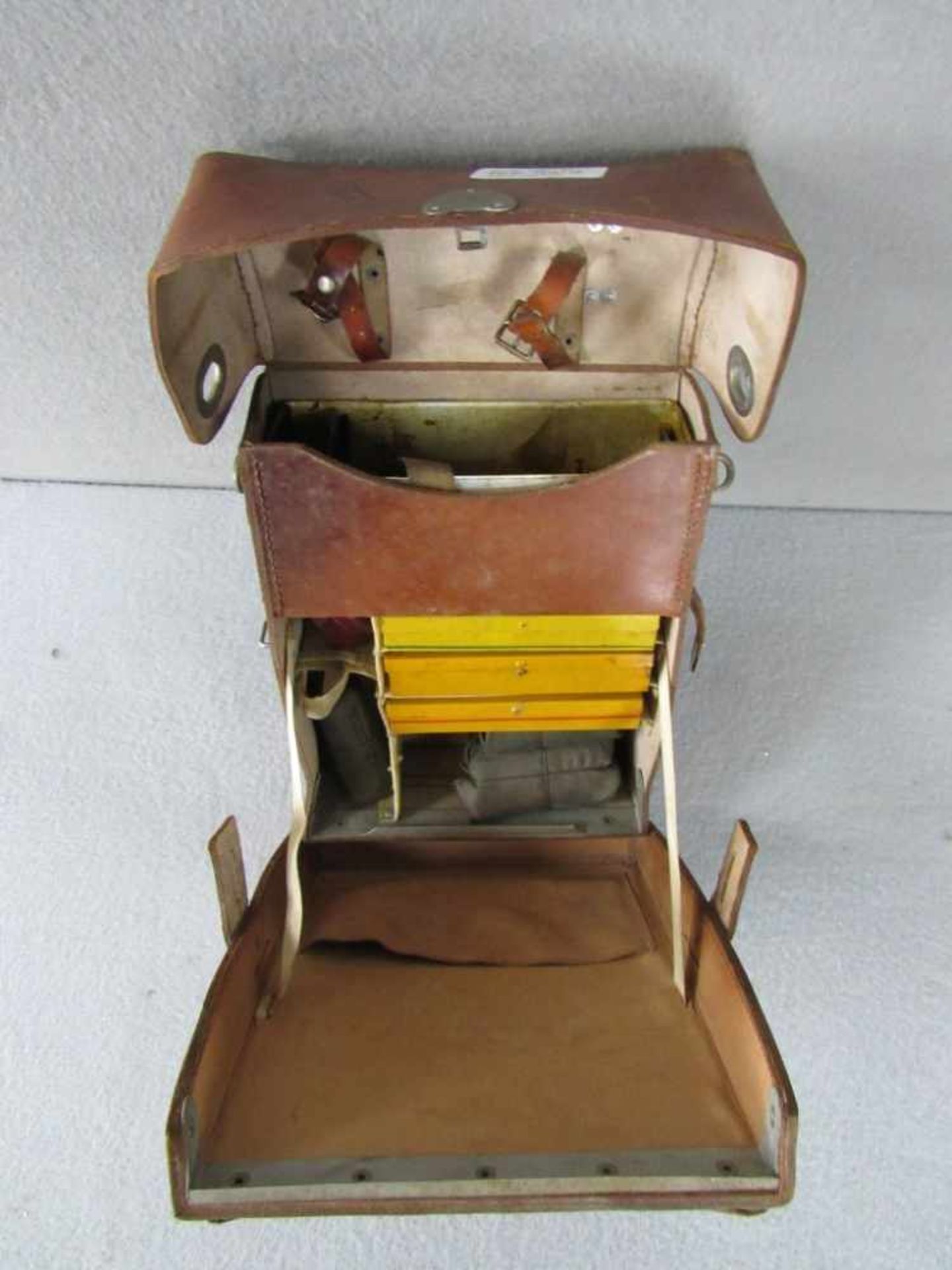 3. Reich 2. WK Feldarztkoffer Hersteller DNY 1940 teilweise noch Original gefüllt gestempelt mit - Bild 5 aus 6