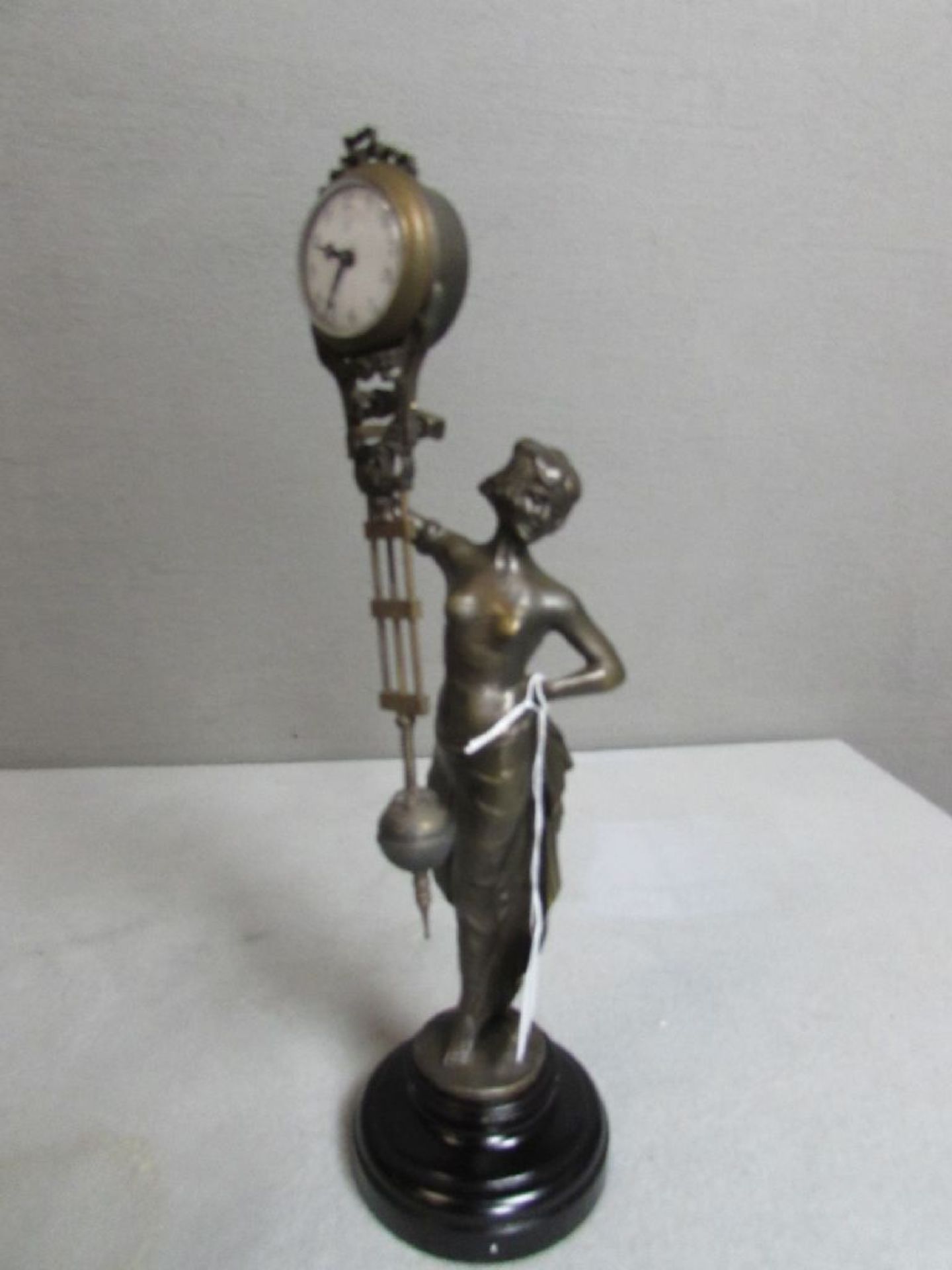 Figuren Uhr Bronze Art Deko Dame hält Uhr läuft an 38 cm Höhe
