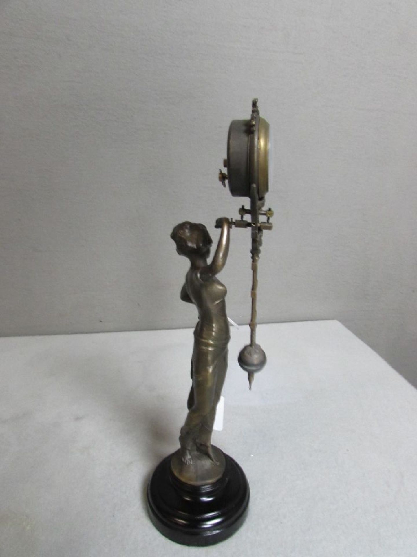 Figuren Uhr Bronze Art Deko Dame hält Uhr läuft an 38 cm Höhe - Image 2 of 4