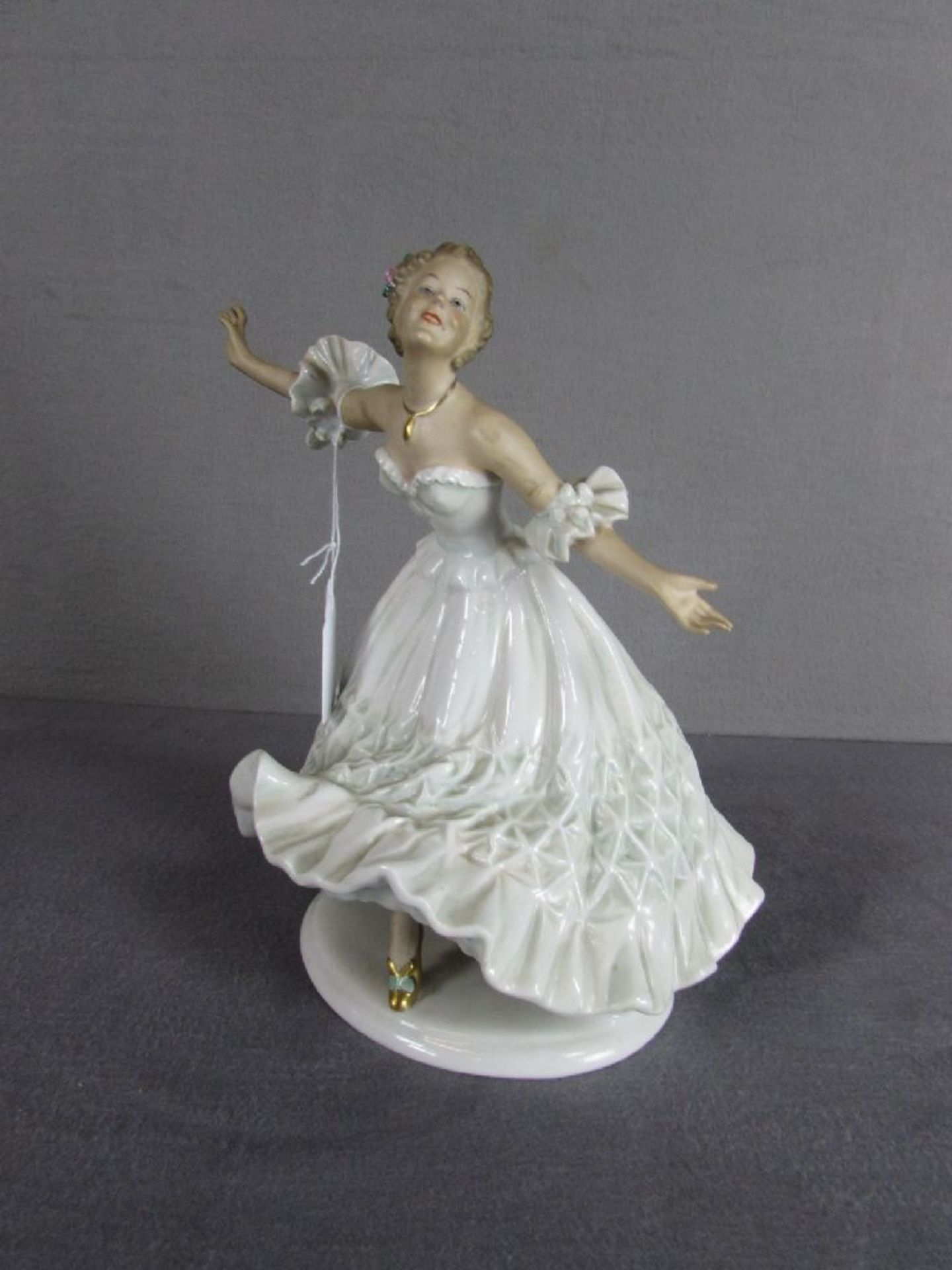 Porzellanfigur Tänzerin gemarkt ein Finger bestoßen 28cm hoch