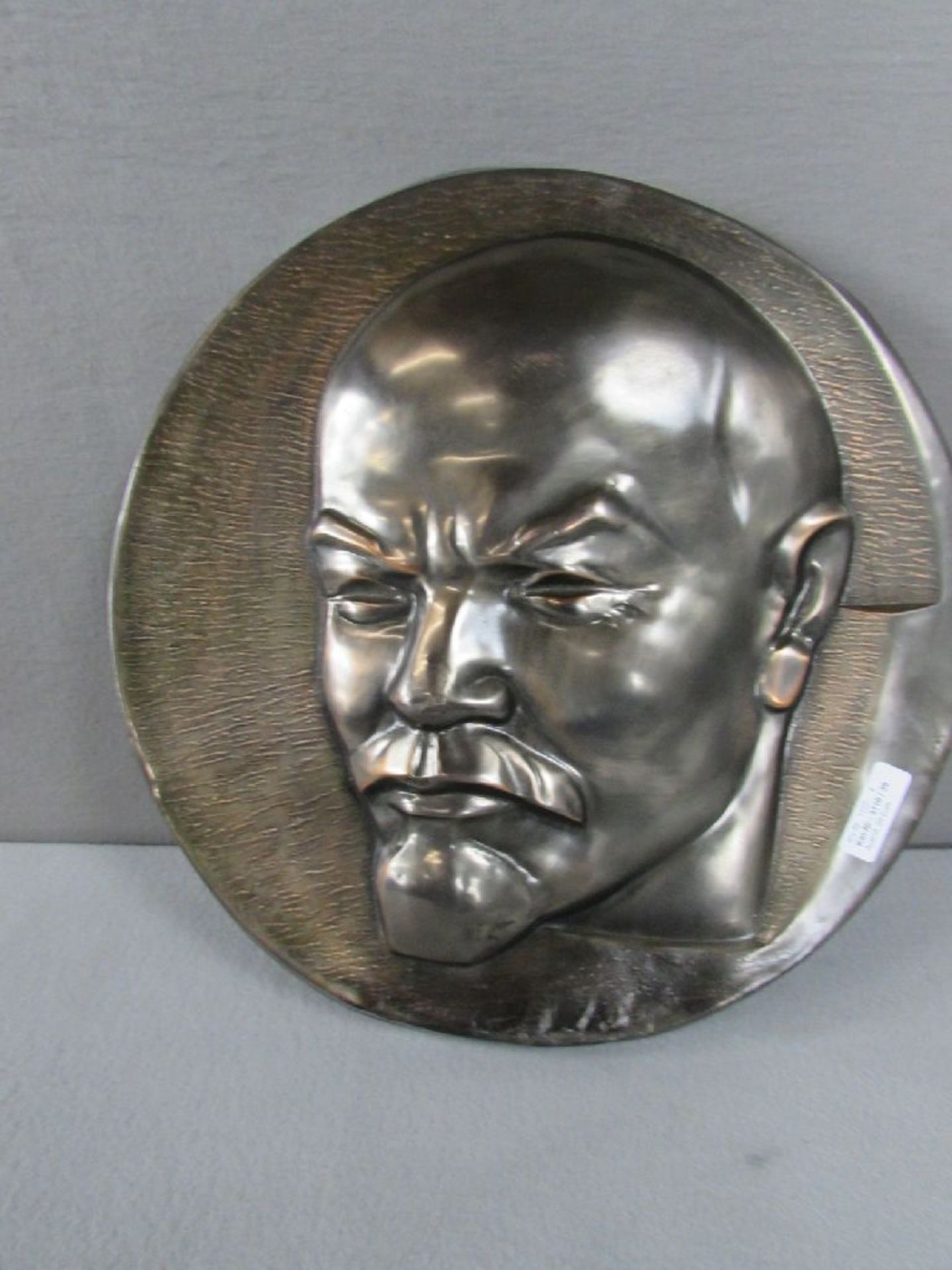 Zweidimensionales Wandrelief Messingblech Lenin 47cm Durchmesser