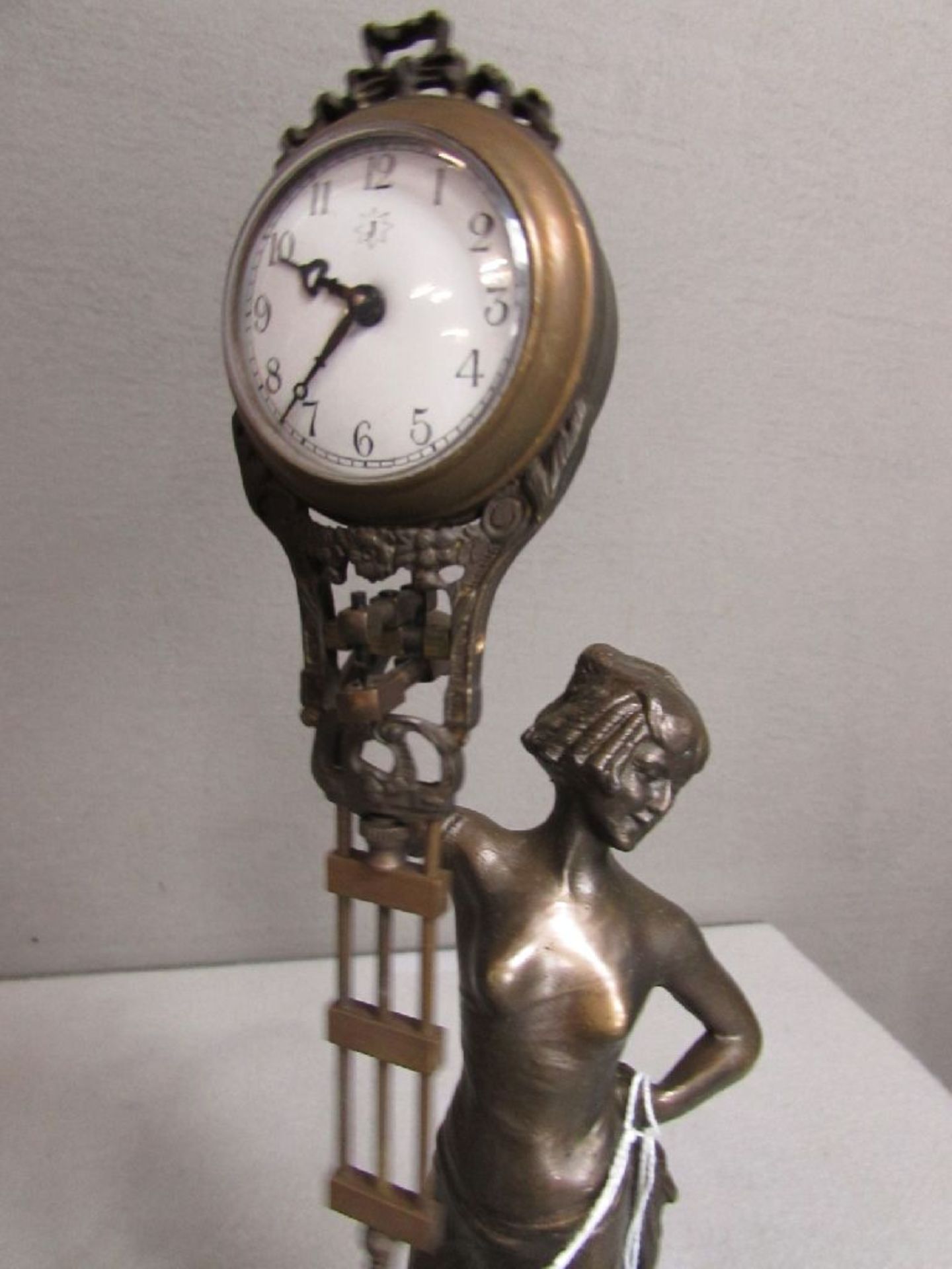 Figuren Uhr Bronze Art Deko Dame hält Uhr läuft an 38 cm Höhe - Image 4 of 4