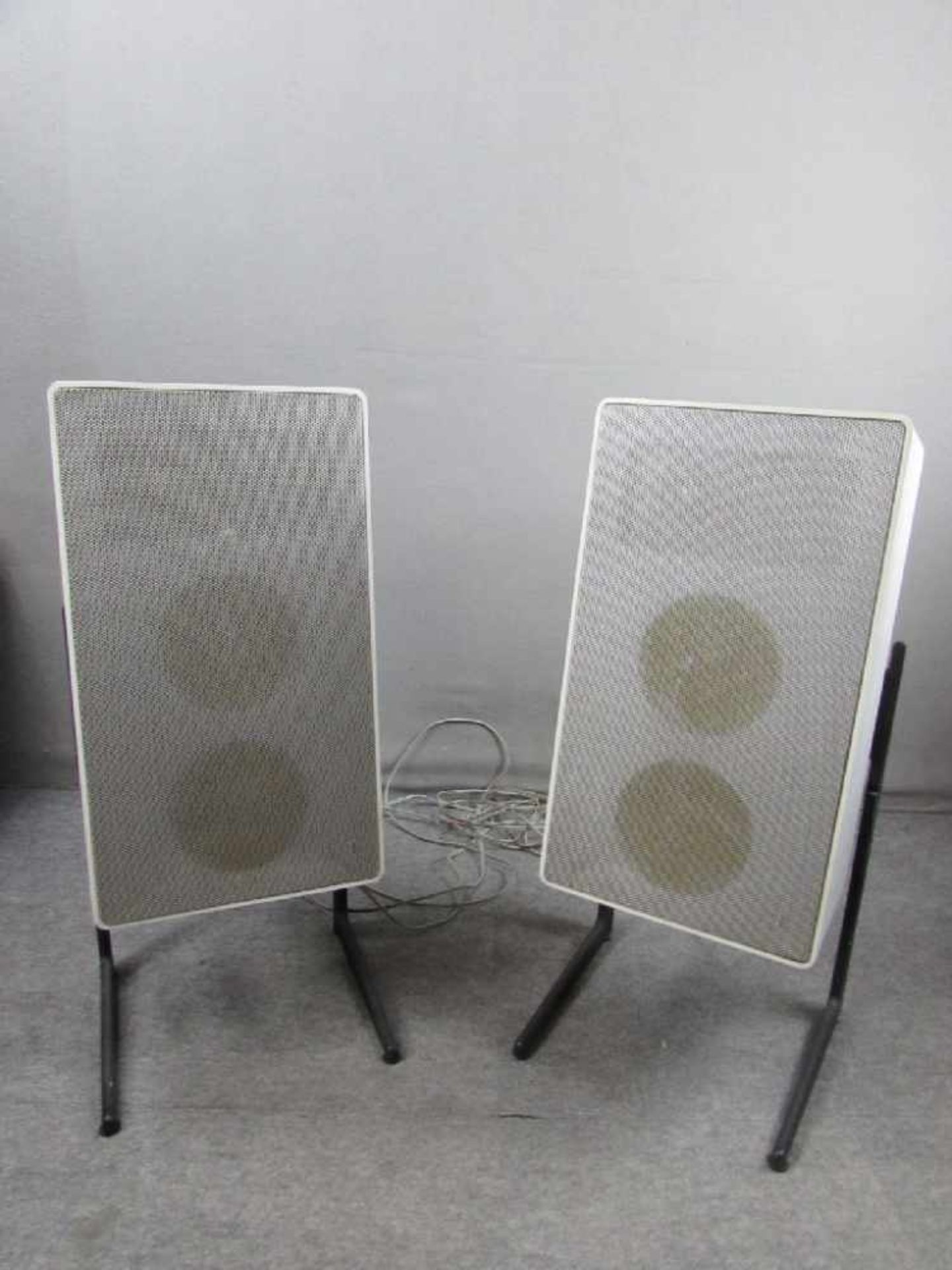 Zwei Lautsprecherboxen Hersteller Braun 70er Jahre auf passendem Gestell funktionstüchtig