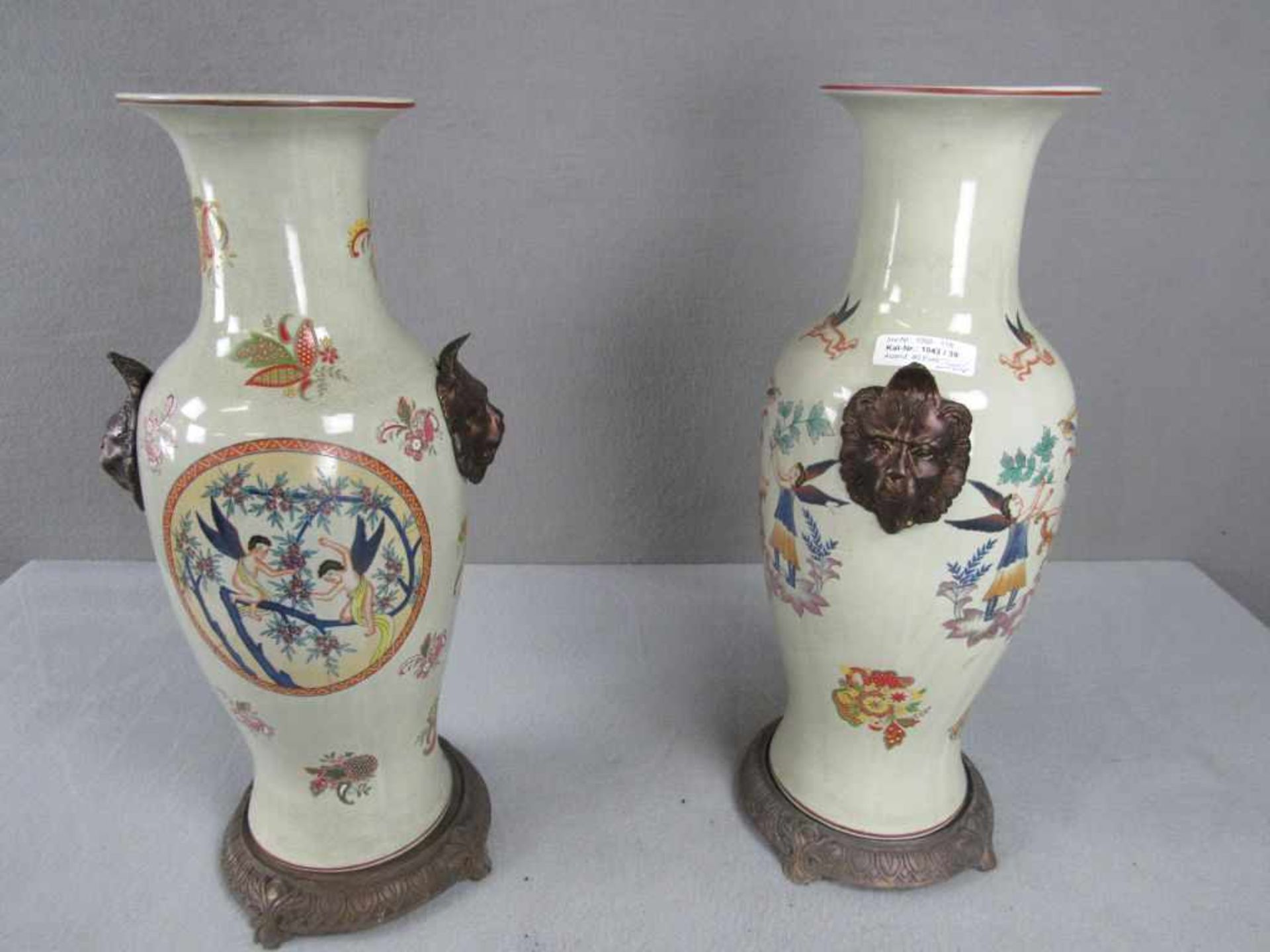 Ein Paar asiatische Vasen seitlich mit bronzenen Tierköpfen seperate Bronze Füße lasierte Keramik - Image 2 of 3