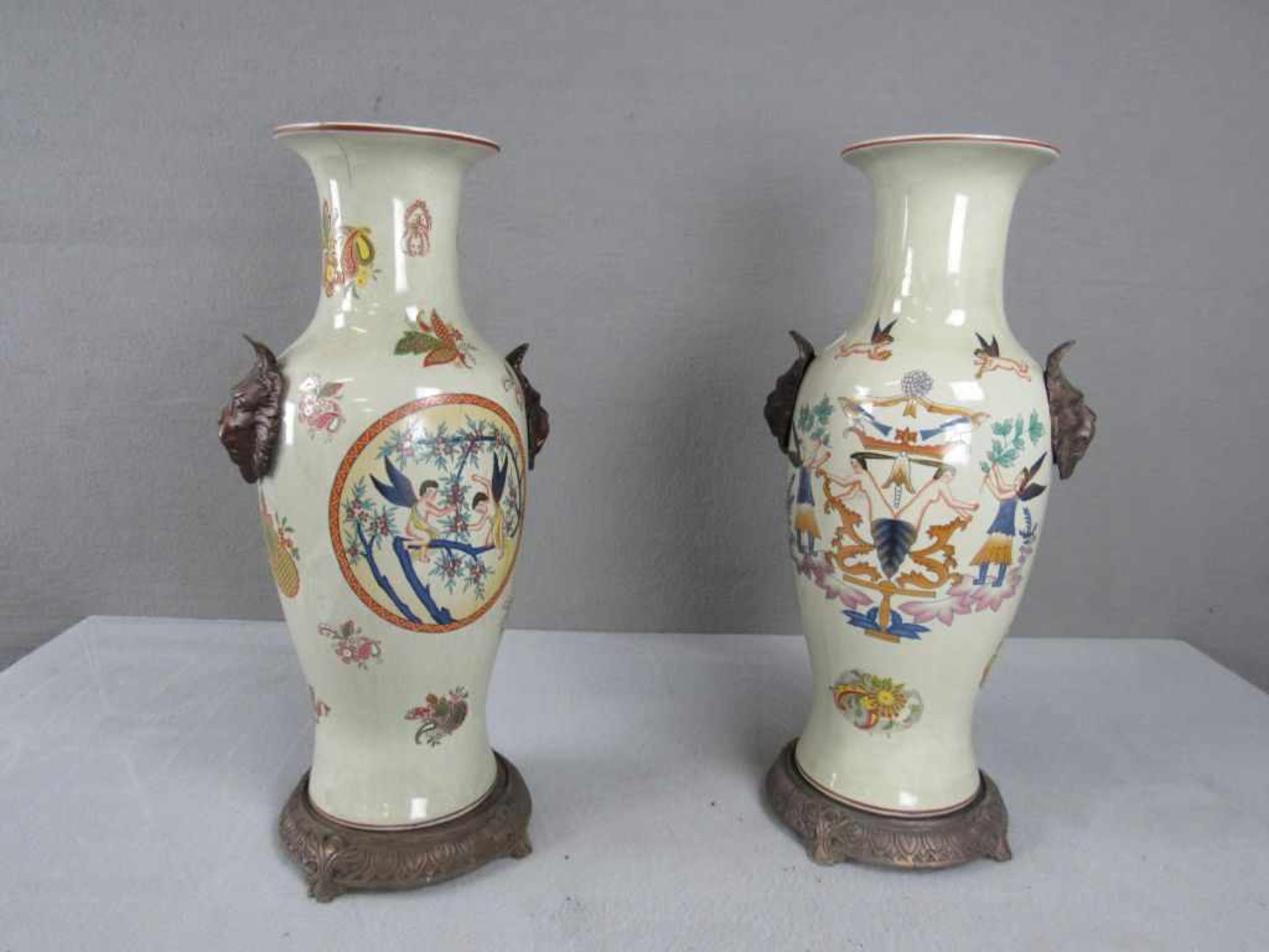 Ein Paar asiatische Vasen seitlich mit bronzenen Tierköpfen seperate Bronze Füße lasierte Keramik