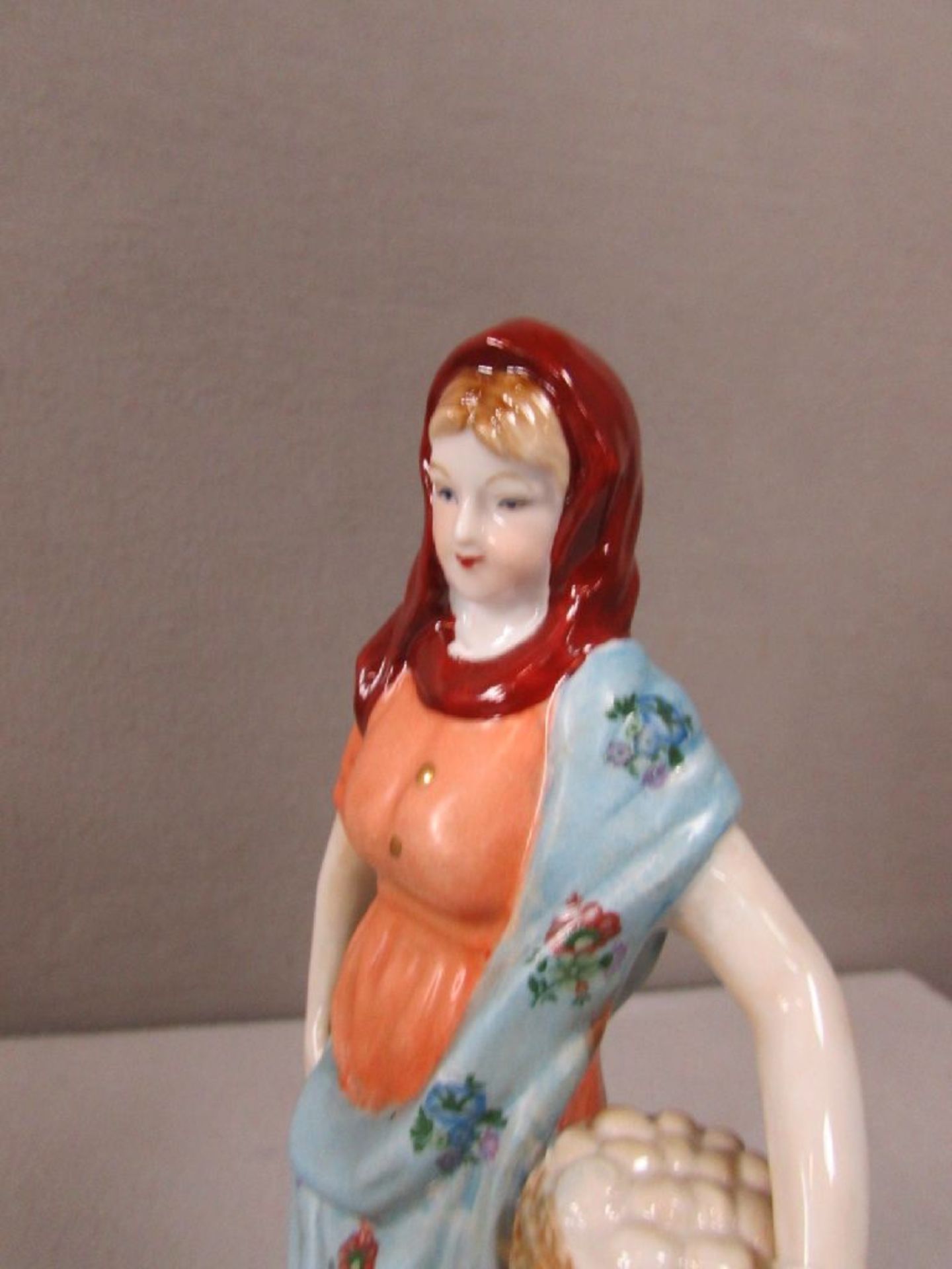 Porzellanfigur Bäuerin mit Huhn 31 cm Höhe - Image 3 of 3