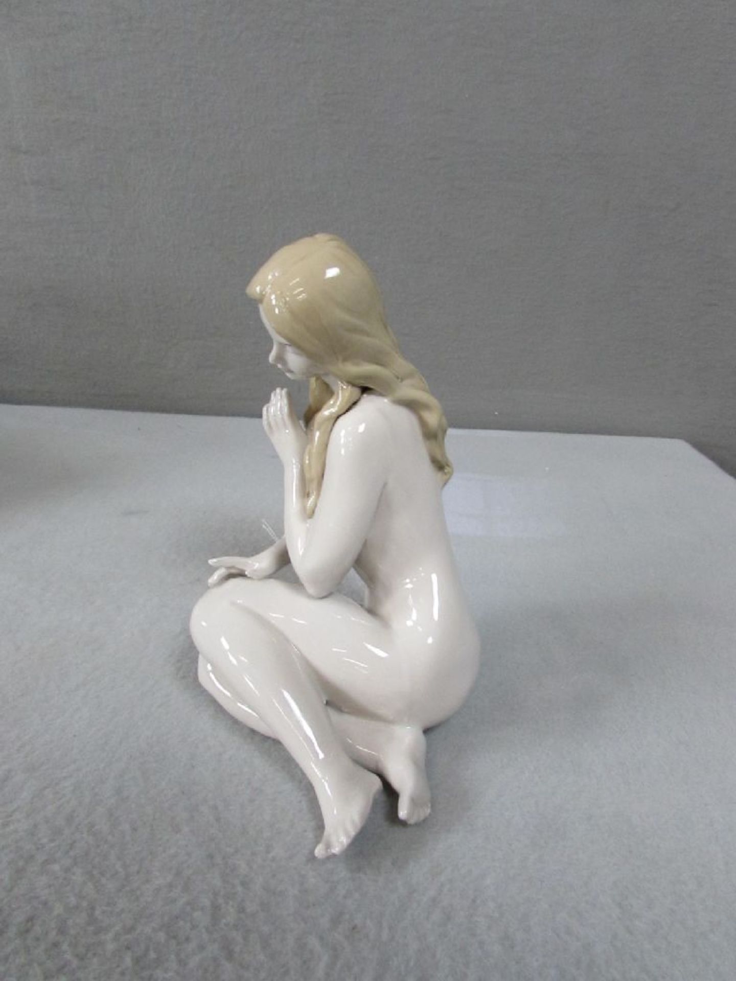 Porzellanfigur Aktszene Sitzende Dame 21cm Höhe - Bild 2 aus 3