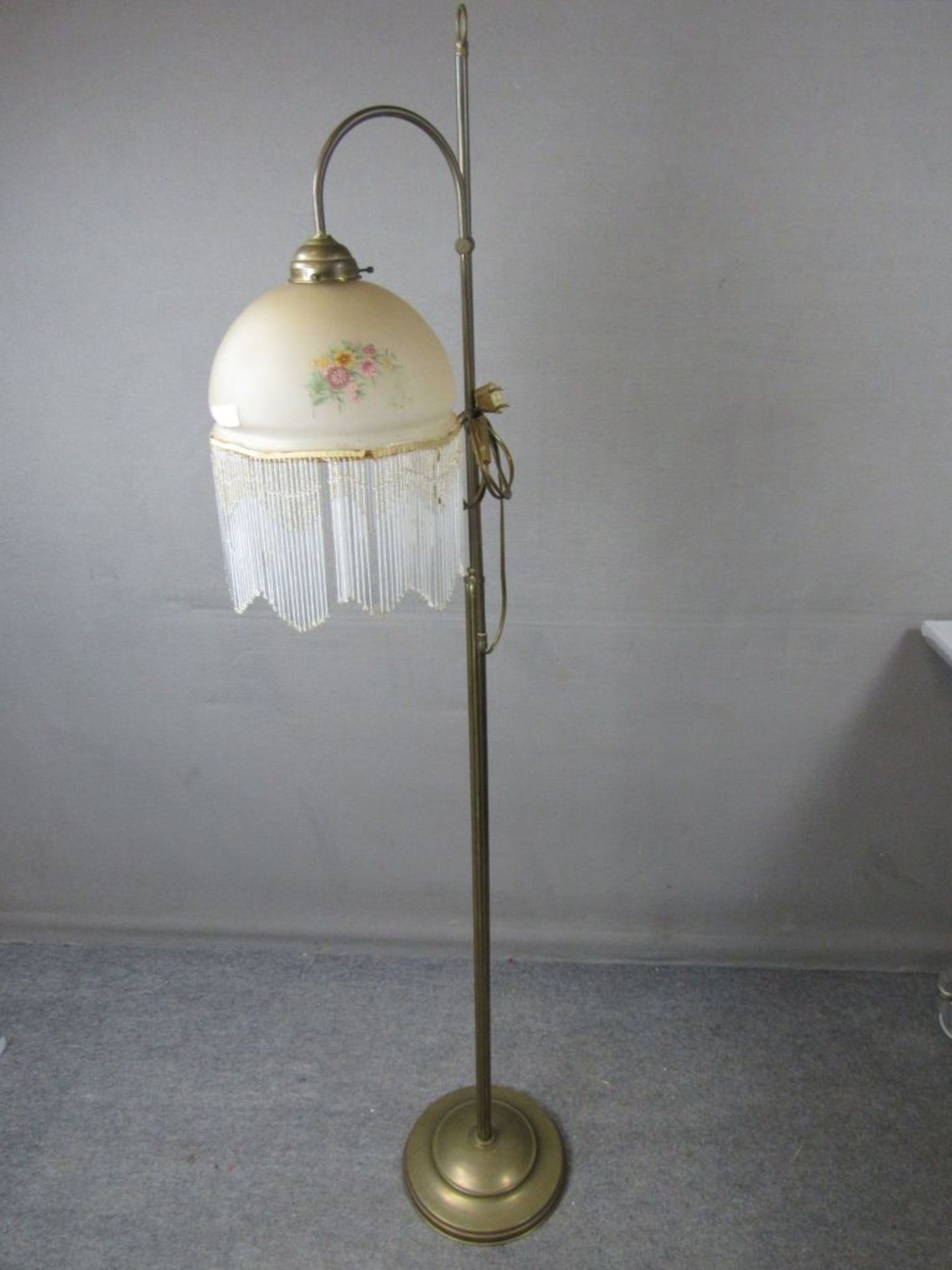 Stehlampe mit glasbehangenem Schirm Messing