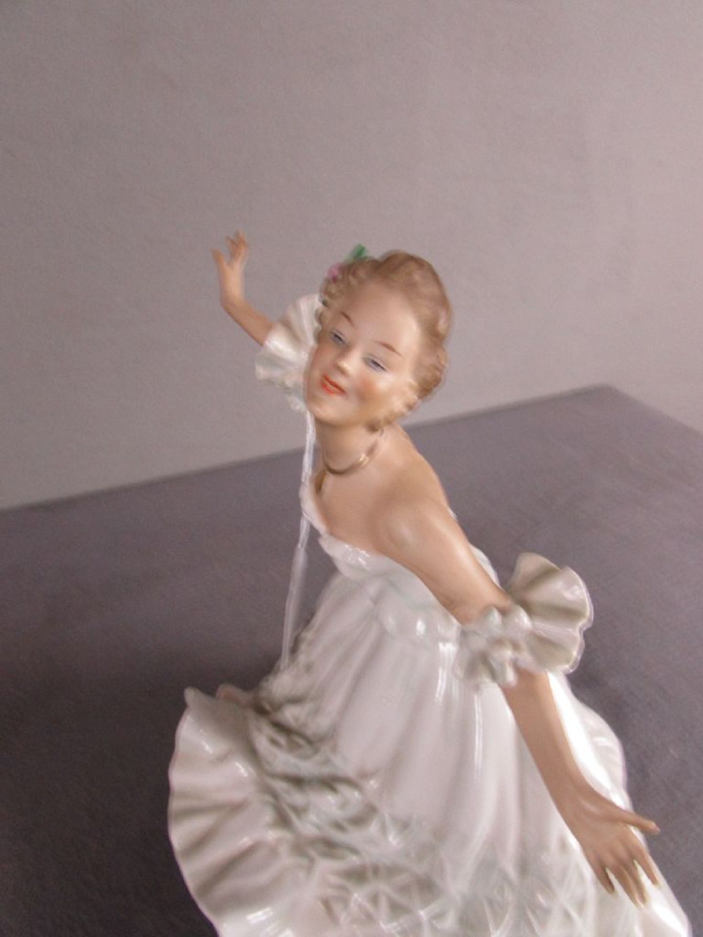 Porzellanfigur Tänzerin gemarkt ein Finger bestoßen 28cm hoch - Image 3 of 4