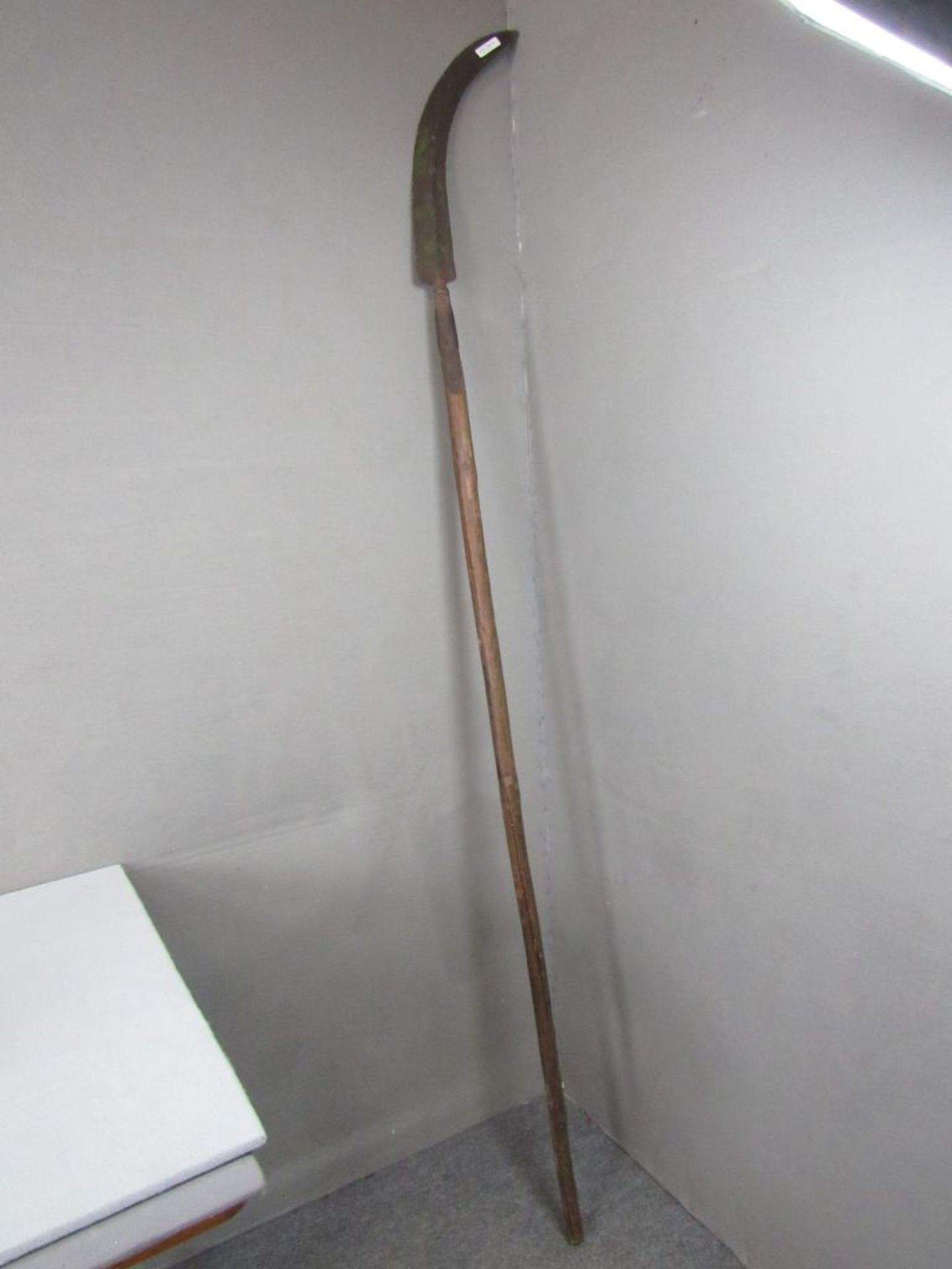 Antike Waffe geschmiedete Sichel Hellebarde Länge Metall 72cm Holz späterem Datums