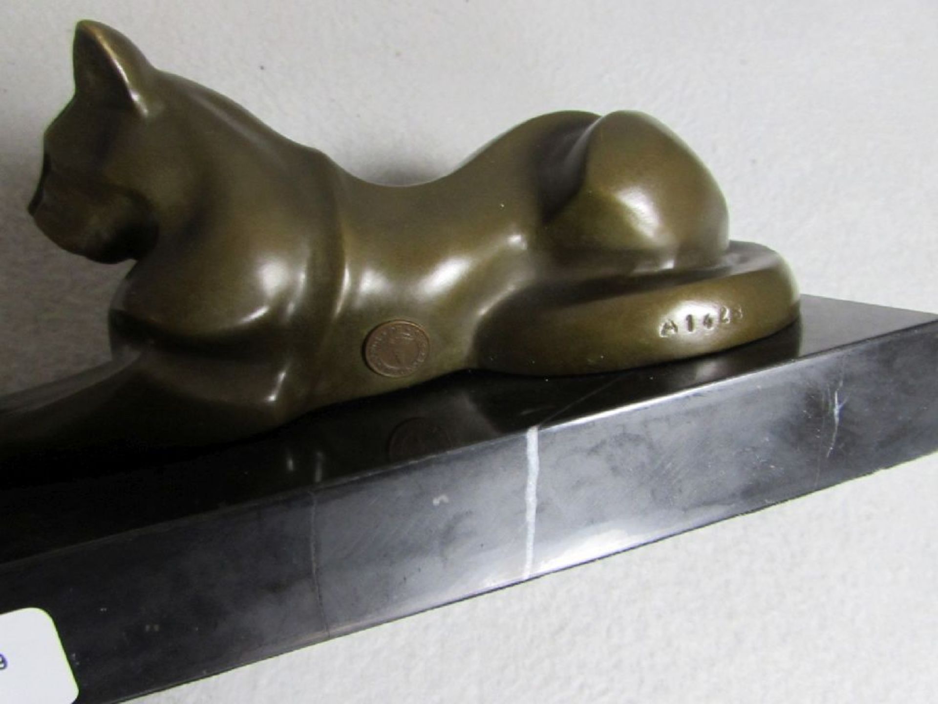 Bronzeskulptur in Art Deko Manier Puma liegend auf Marmorplinte Signiert Nummeriert und - Image 3 of 3