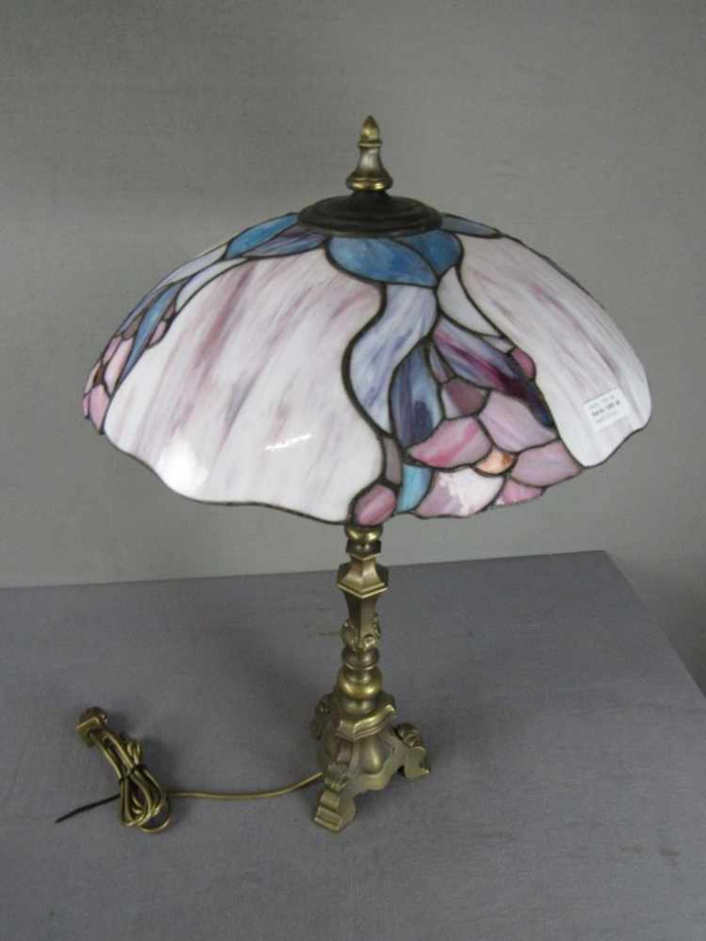Schöne Tischlampe Bronzefuß in Barockmanier Schirm in Tiffanystil 75cm hoch - Bild 2 aus 3
