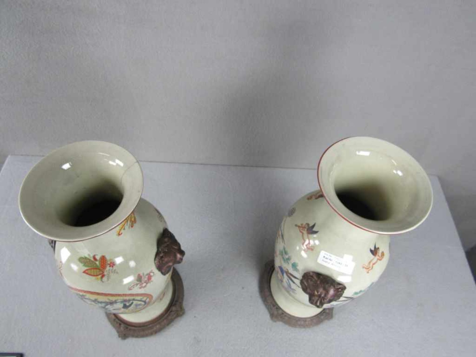 Ein Paar asiatische Vasen seitlich mit bronzenen Tierköpfen seperate Bronze Füße lasierte Keramik - Bild 3 aus 3