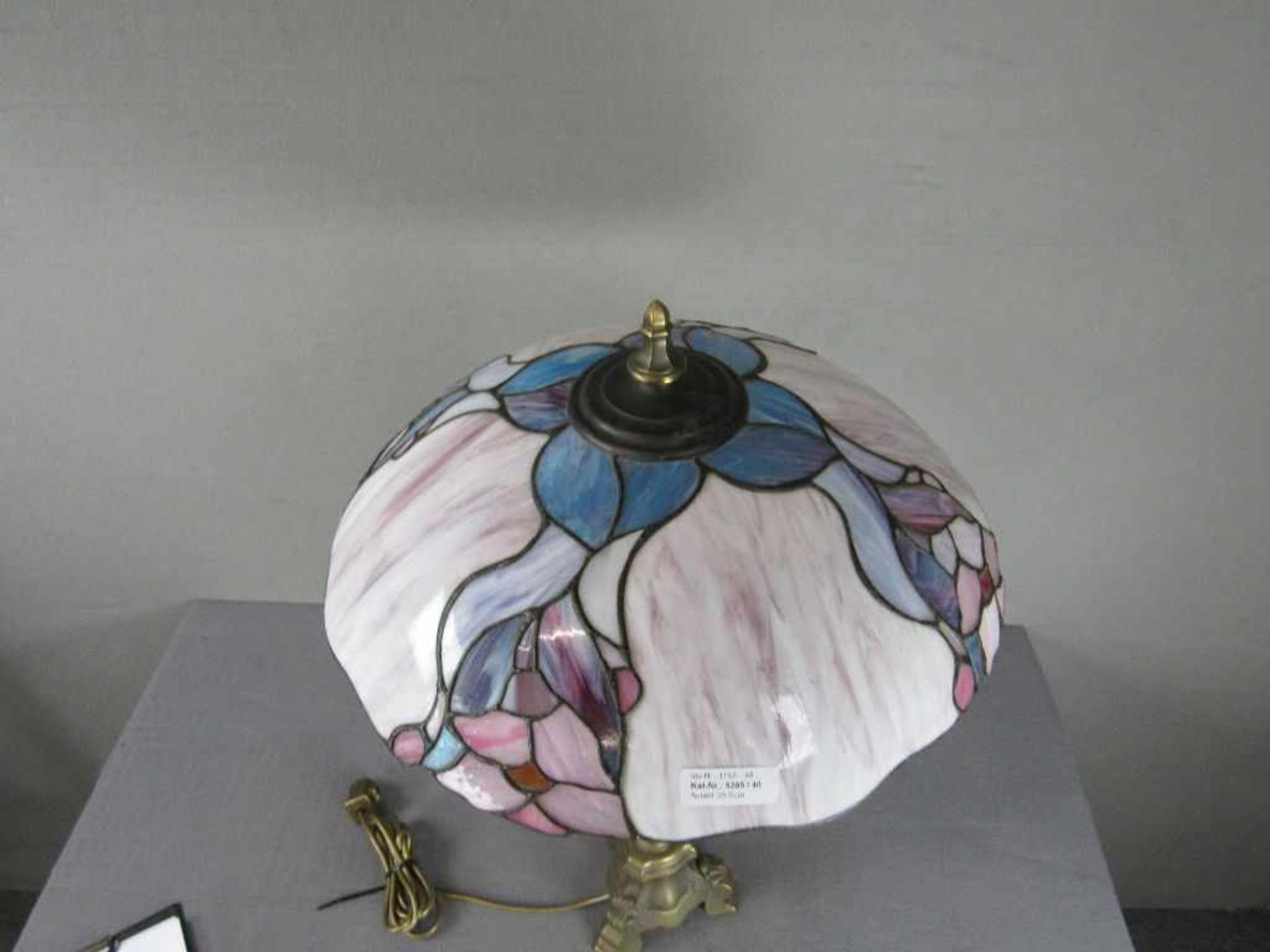 Schöne Tischlampe Bronzefuß in Barockmanier Schirm in Tiffanystil 75cm hoch - Bild 3 aus 3