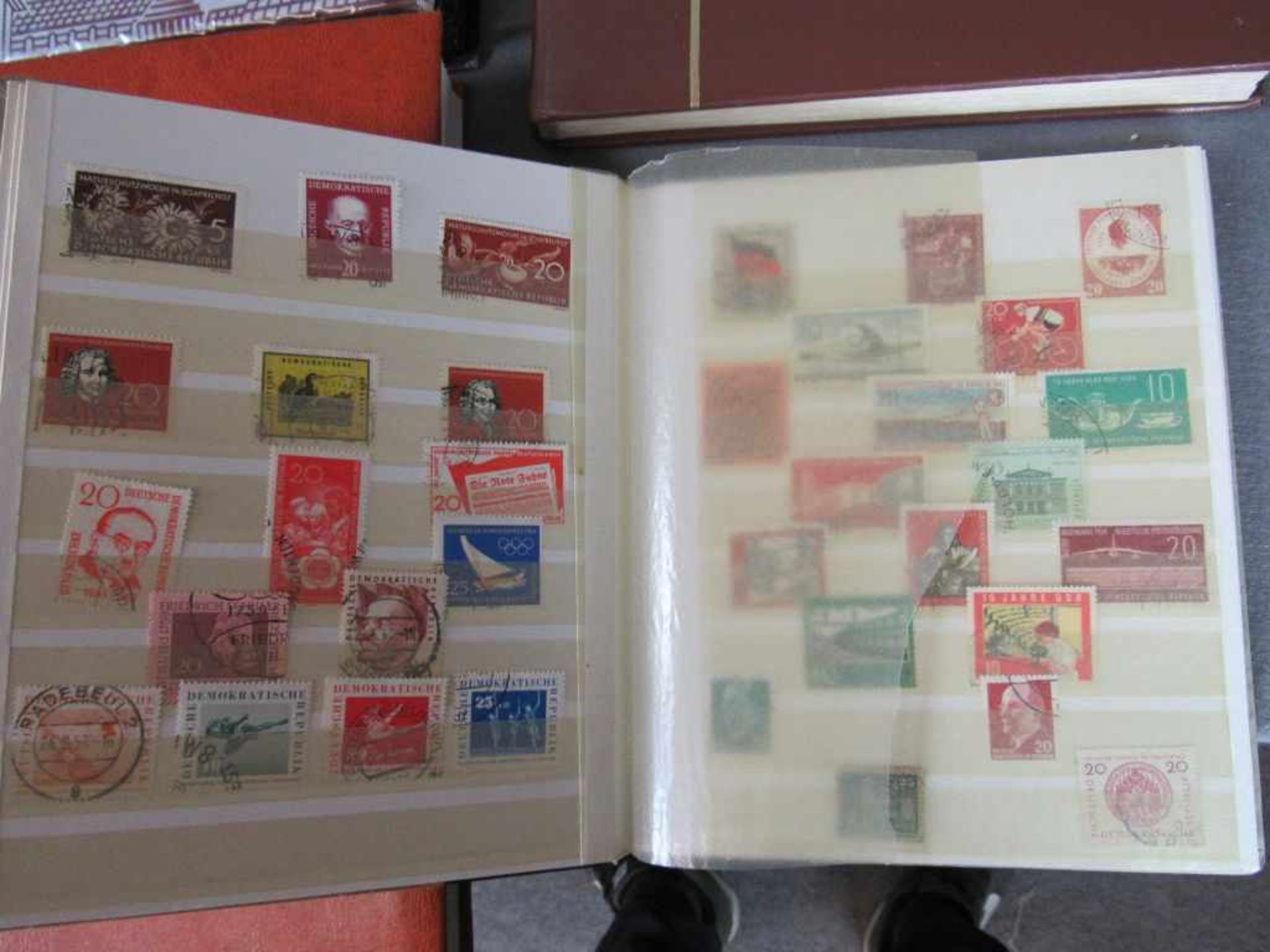 Briefmarken großes schönes Konvolut 12 Vordruck, Einsteckalben Deutschland kleiner Karton mit - Bild 4 aus 14