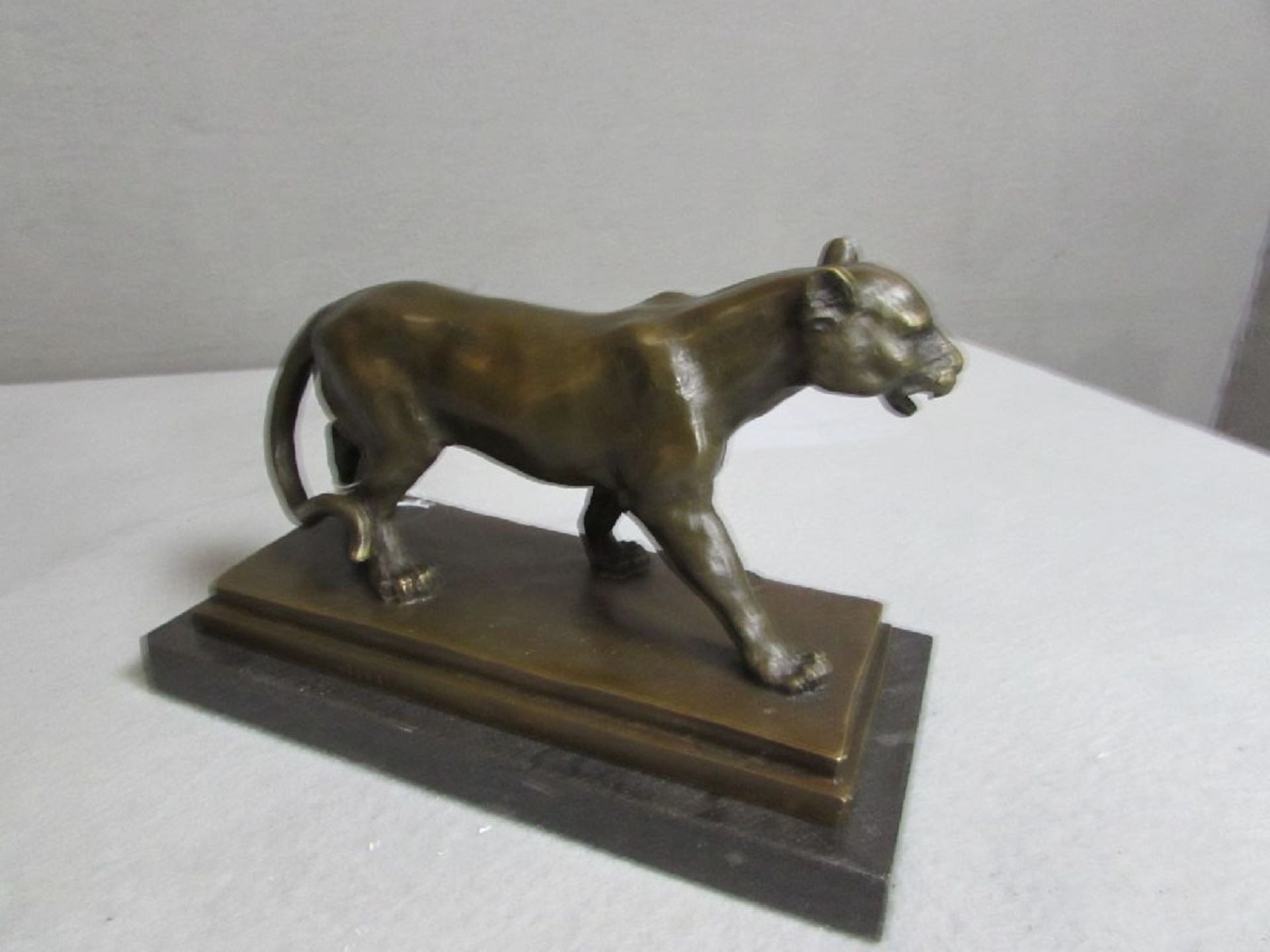 Bronzefigur in Art Deko schreitender Panther signiert und plakettiert 24 cm Länge - Image 3 of 3