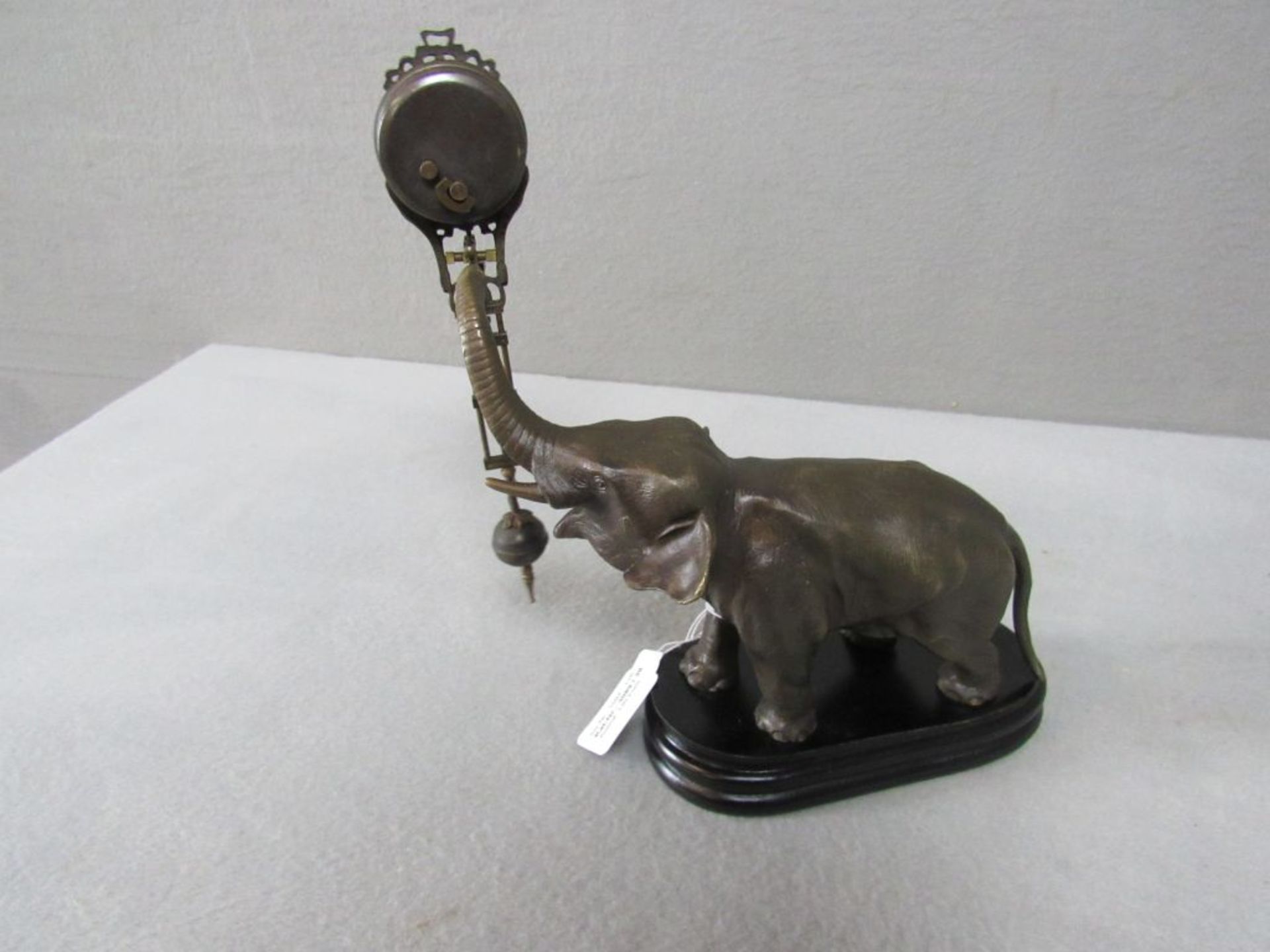 Tischuhr mechanisch sogenannte Figurenuhr Elefant in Bronze läuft an Höhe 28 - Bild 3 aus 3