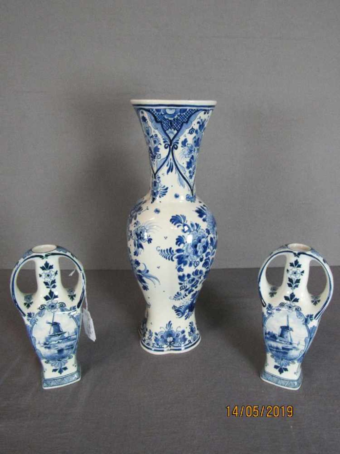 Drei Teile Porzellan Delft 22 und 40 cm