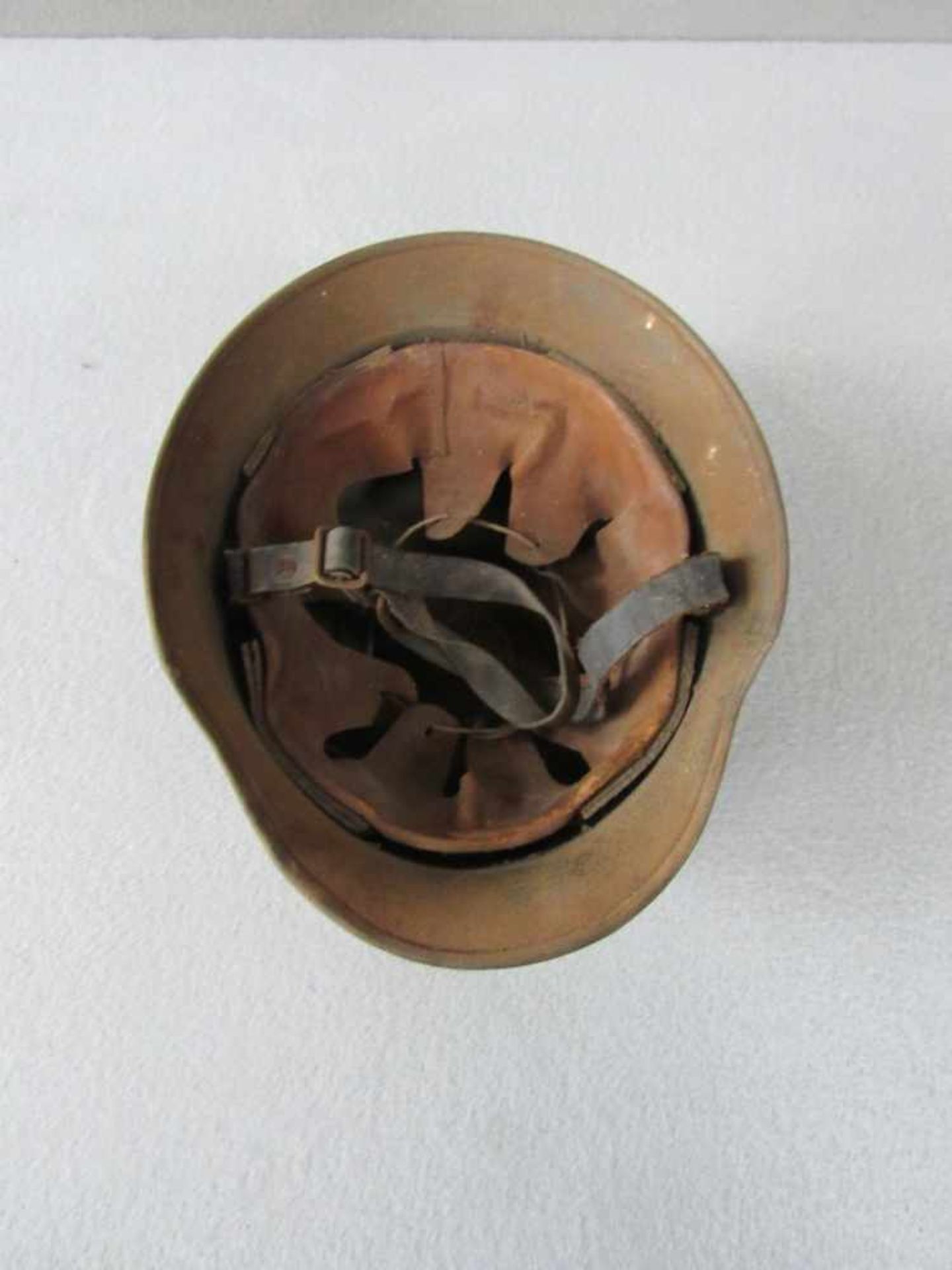 2. WK Stahlhelm Reichsluftschutzbund RLB HK am Emblem entfernt 100% originales Stück im Fundzustand - Image 3 of 3