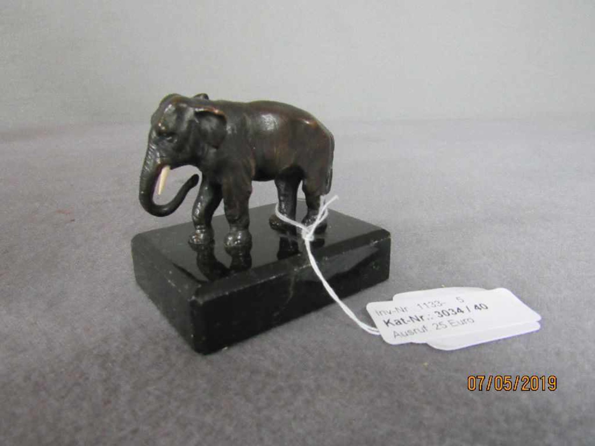 Bronzeskulptur schreitender Elefant auf Marmorplinte ca. 7,5x5,5cm - Bild 2 aus 2