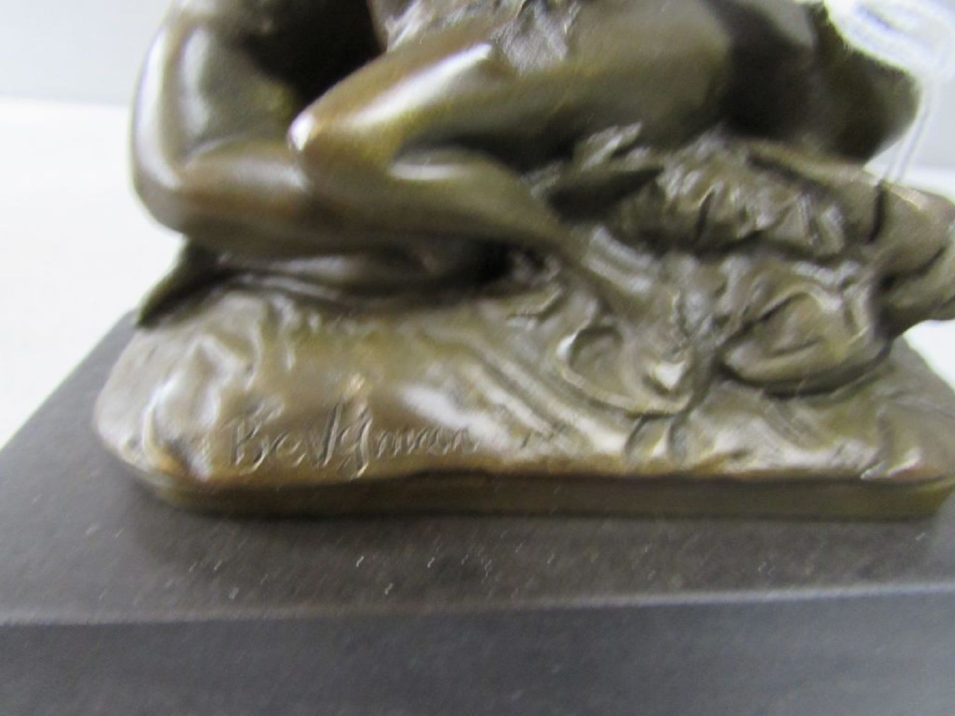 Bronzefigur 2 Damen im Liebesspiel auf Marmorplinte signiert 14 cm Höhe - Image 2 of 3