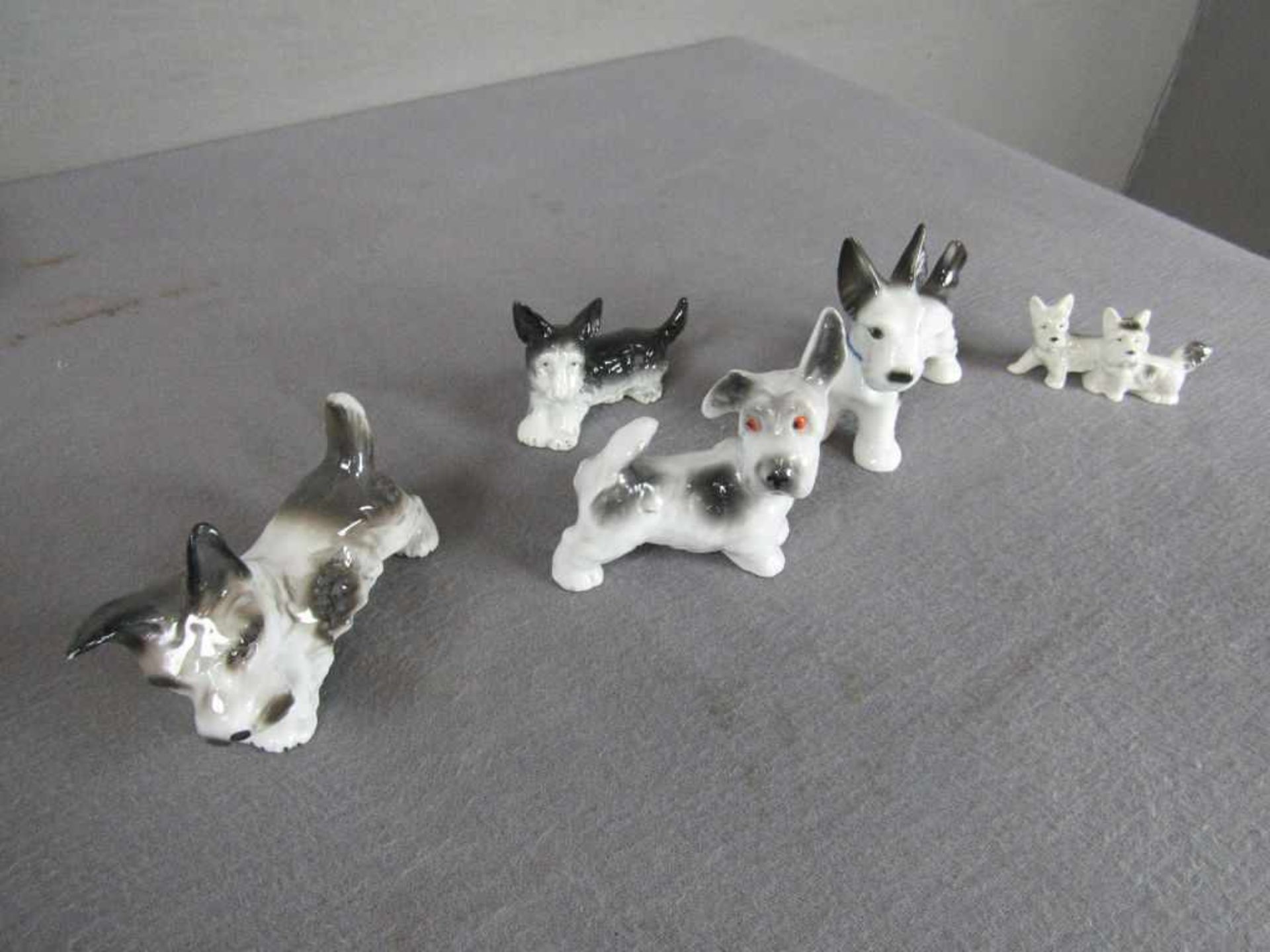 Konvolut von 5 Porzellanfiguren Hunde teilweise antik bis 8cm hoch - Bild 2 aus 2