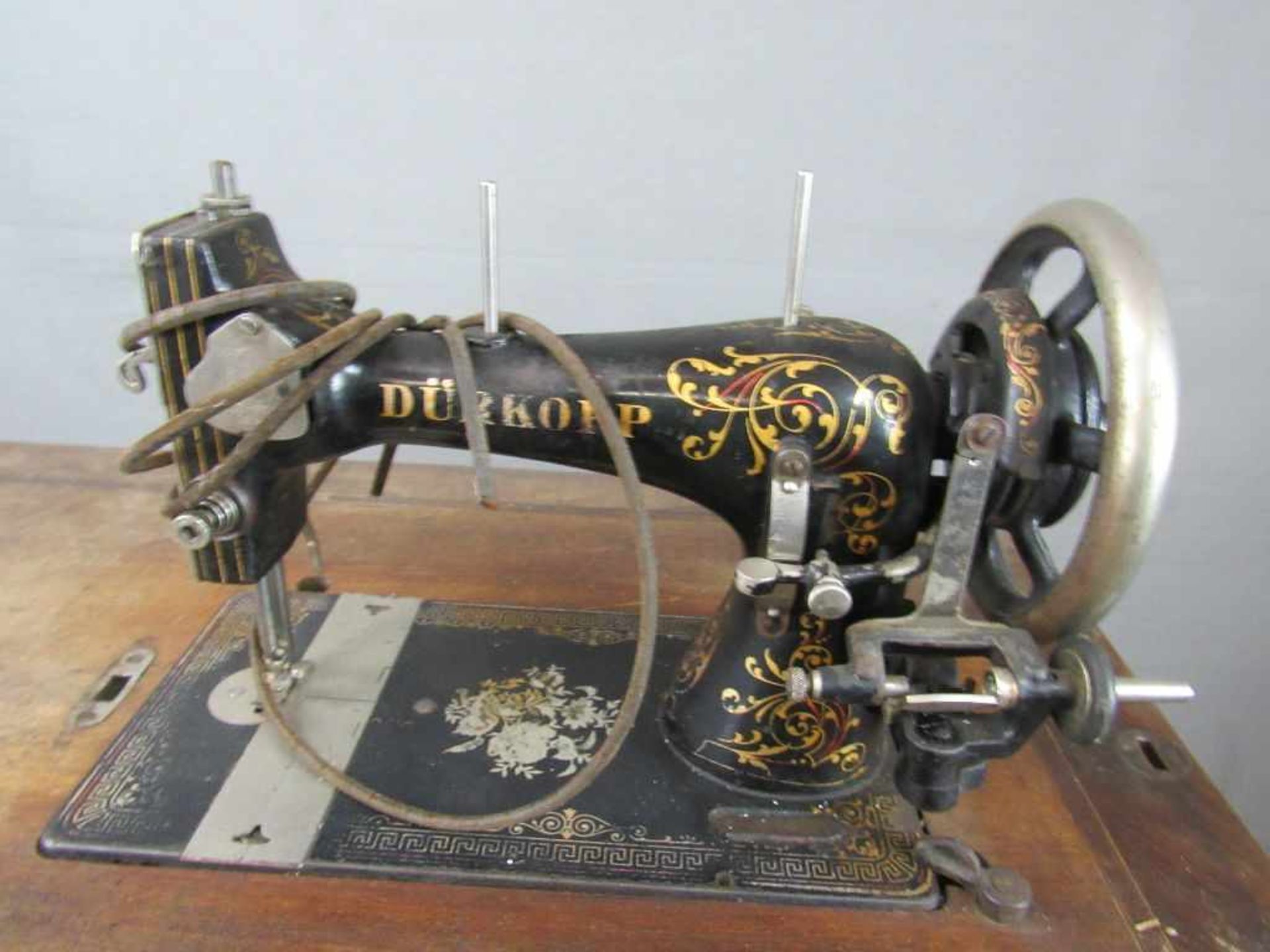 Antike Nähmaschine mit Gußeisengestell - Bild 2 aus 3
