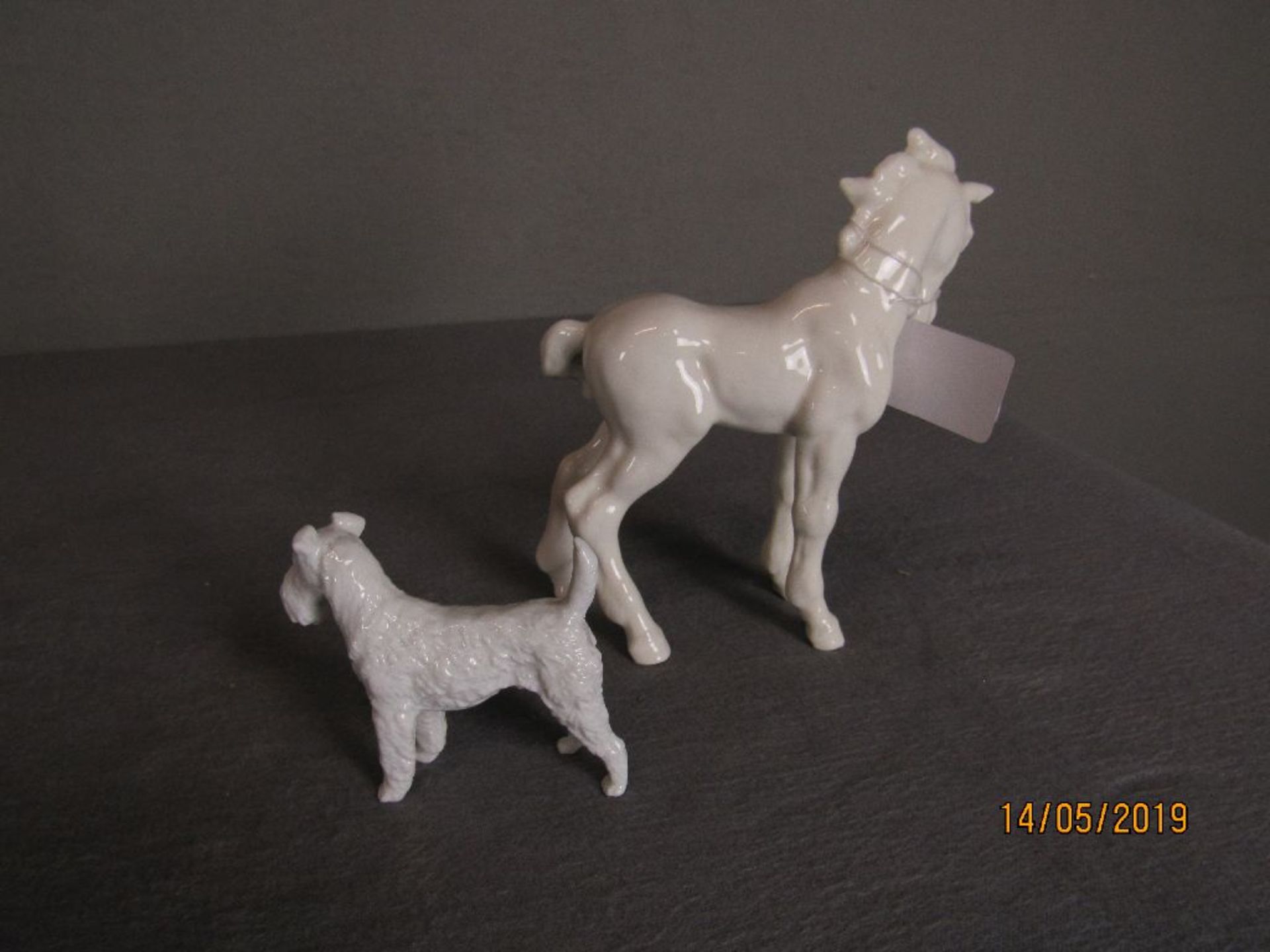Zwei Porzellantierfiguren Hund und Pferd gemarkt Pferd bestoßen - Image 3 of 3