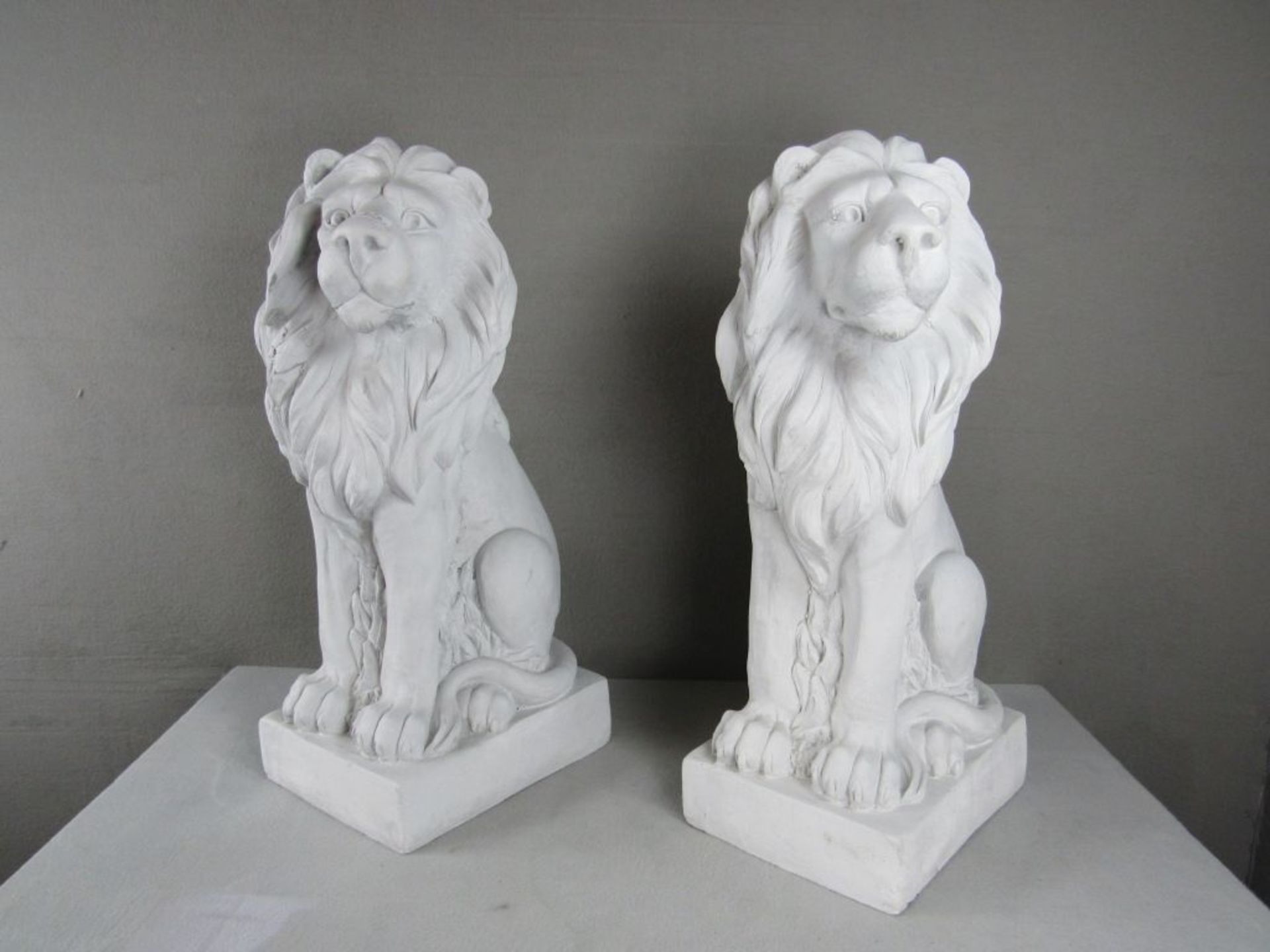 2 Skulpturen sitzende Löwen ca. 76 cm Höhe