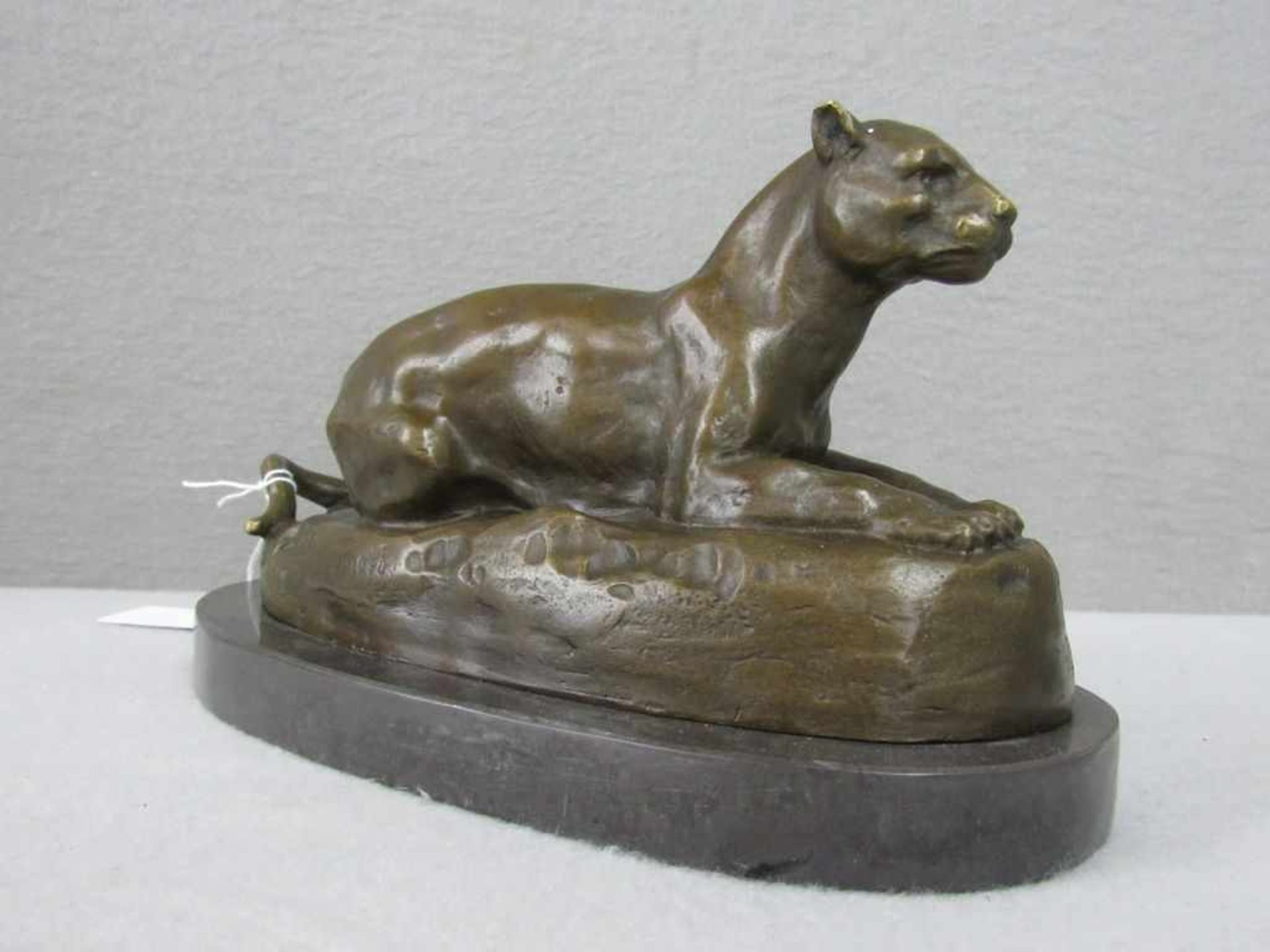 Bronzeskulptur Panther in Art Deko Manier signiert und plakettiert 23 cm Länge