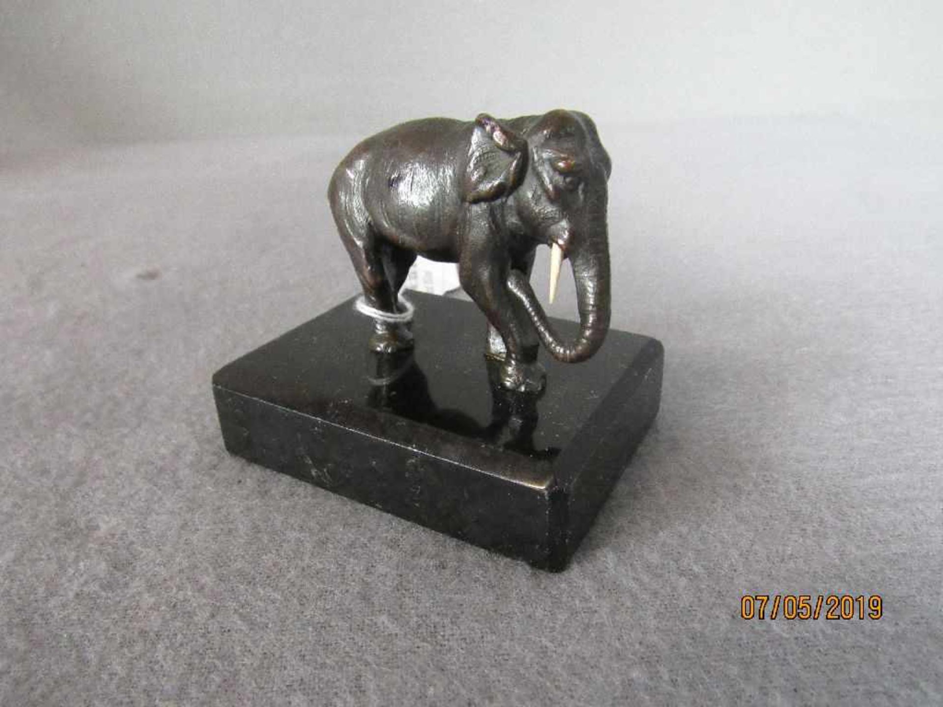 Bronzeskulptur schreitender Elefant auf Marmorplinte ca. 7,5x5,5cm