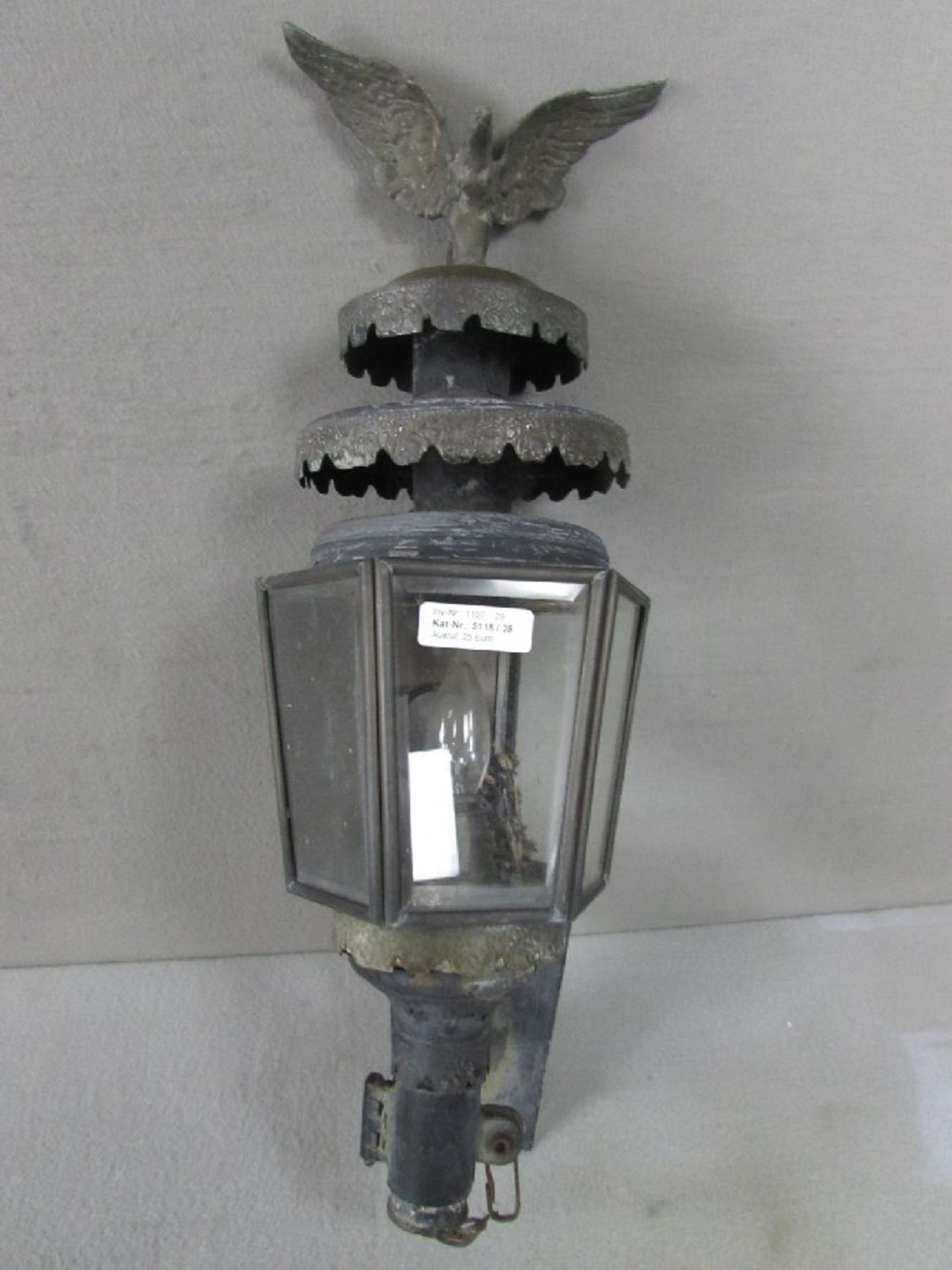 Schöne Kutschenlaterne elektrifiziert mit aufgesetzten Adler um 1880 mit Wandhalter ca. 64 cm hoch