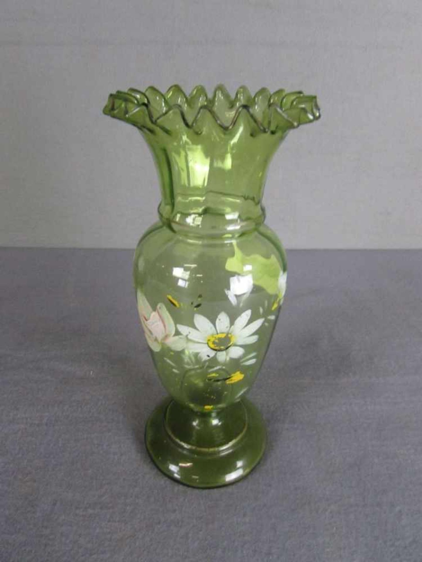Antike Glasvase, Grünglas, florales Dekor leicht verblichen, ca. 23cm hoch