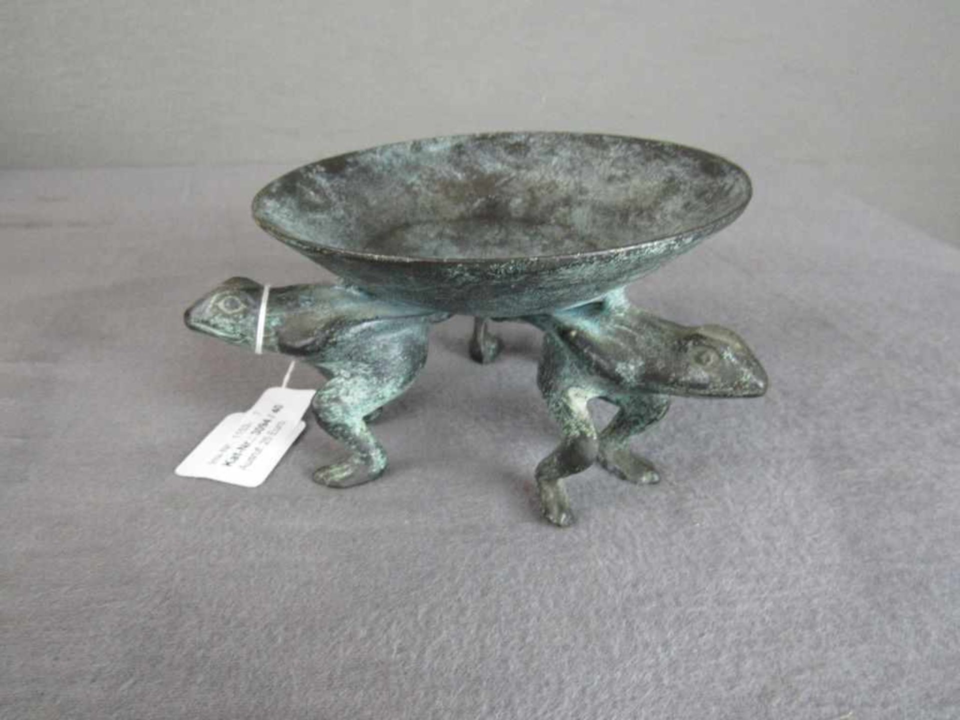 Asiatische Bronzeschale auf drei Füßen diese in Froschgestalt Durchmesser 16cm Höhe 8cm