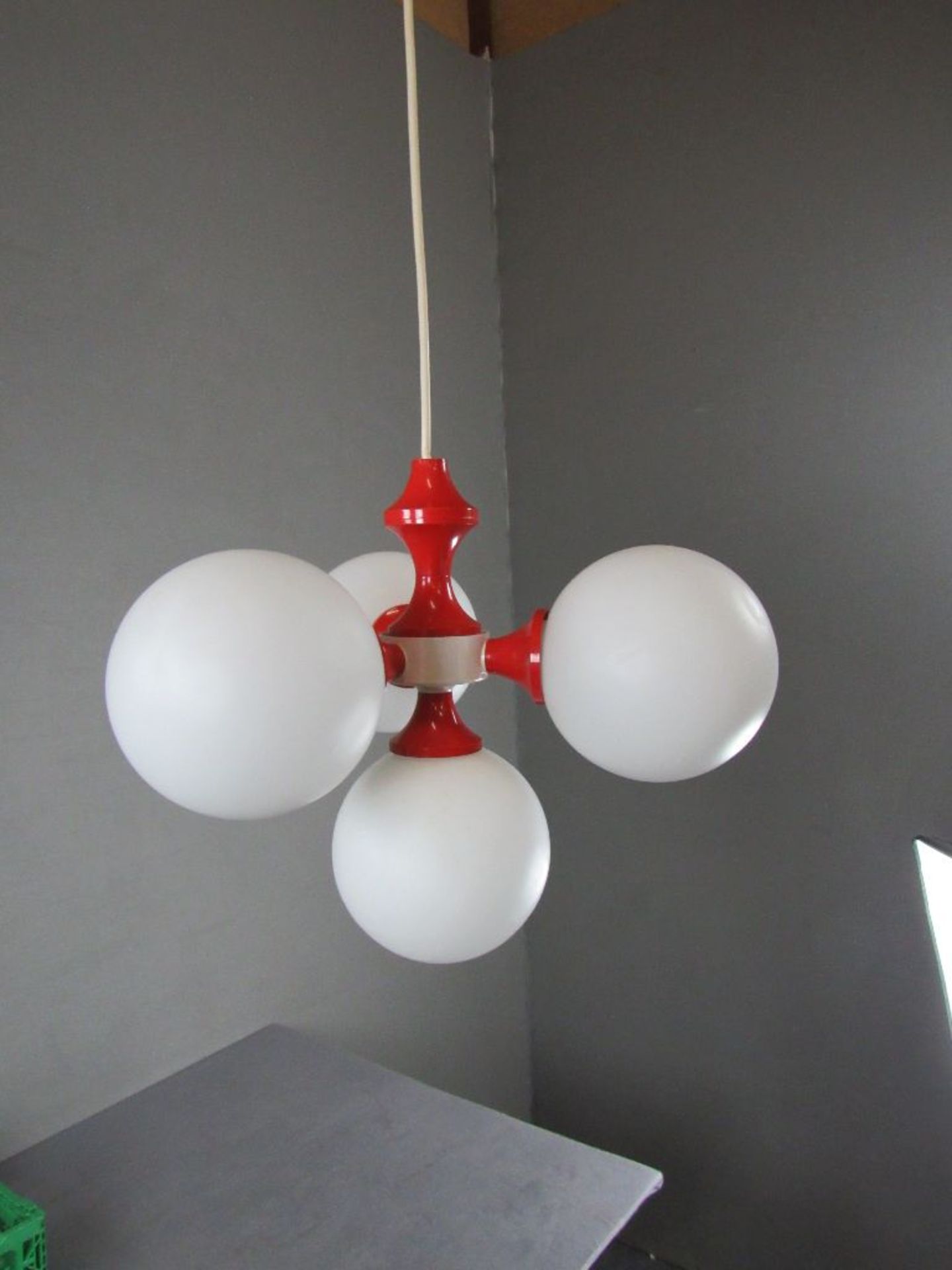 Space Age 70er Jahre Sputnik Deckenlampe rot weiss Kunststoff vierflammig Durchmesser ca 38cm