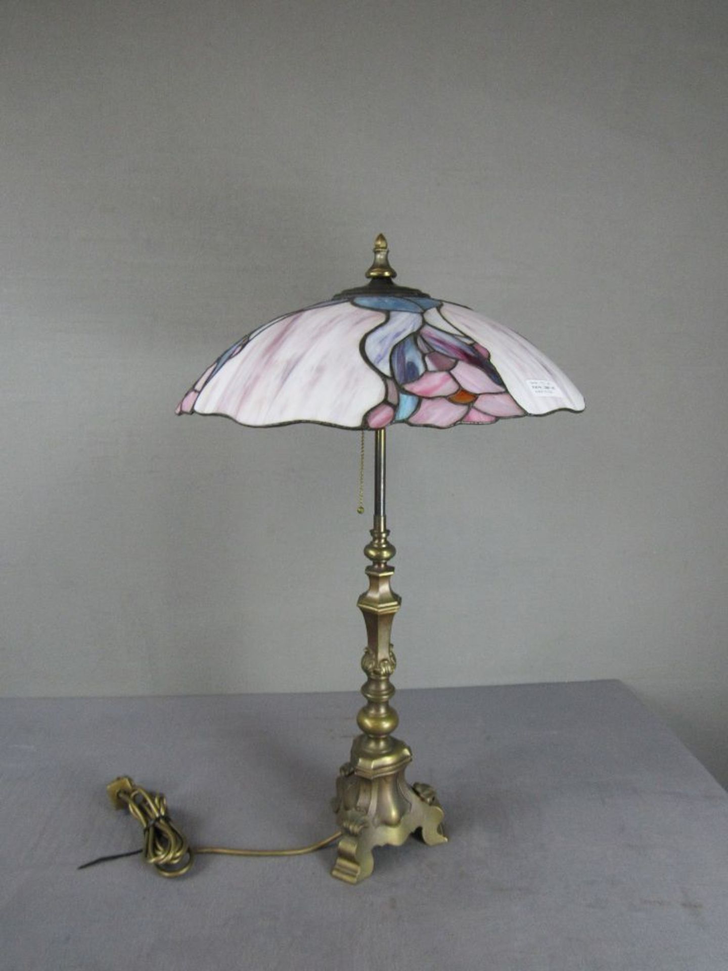 Schöne Tischlampe Bronzefuß in Barockmanier Schirm in Tiffanystil 75cm hoch