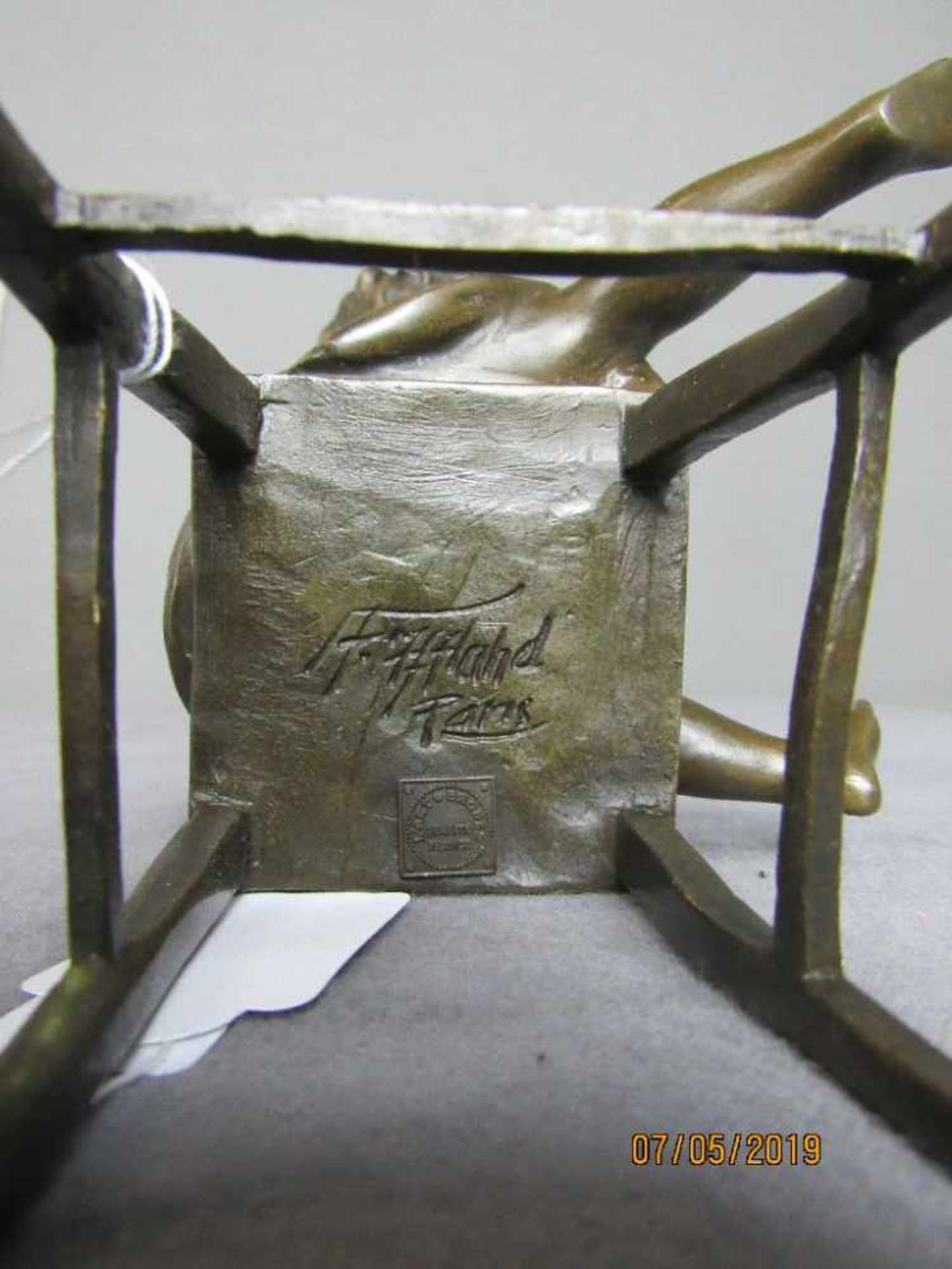 Bronzesklulptur lachendes Mädchen auf Stuhl unterseits signiert und plakettiert 22cm hoch - Bild 2 aus 3