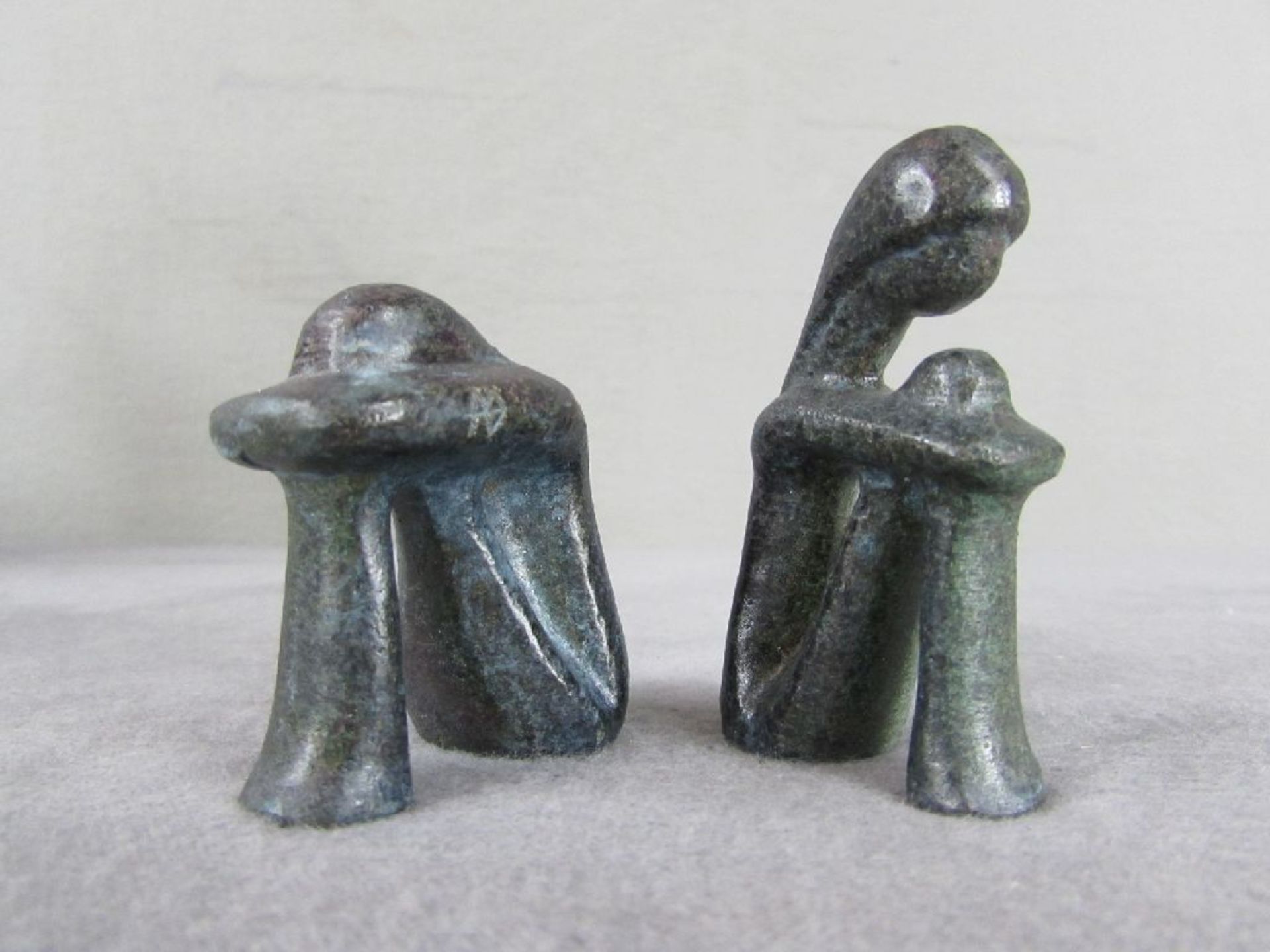 Zwei Bronzegußfiguren 7&5cm - Bild 2 aus 2