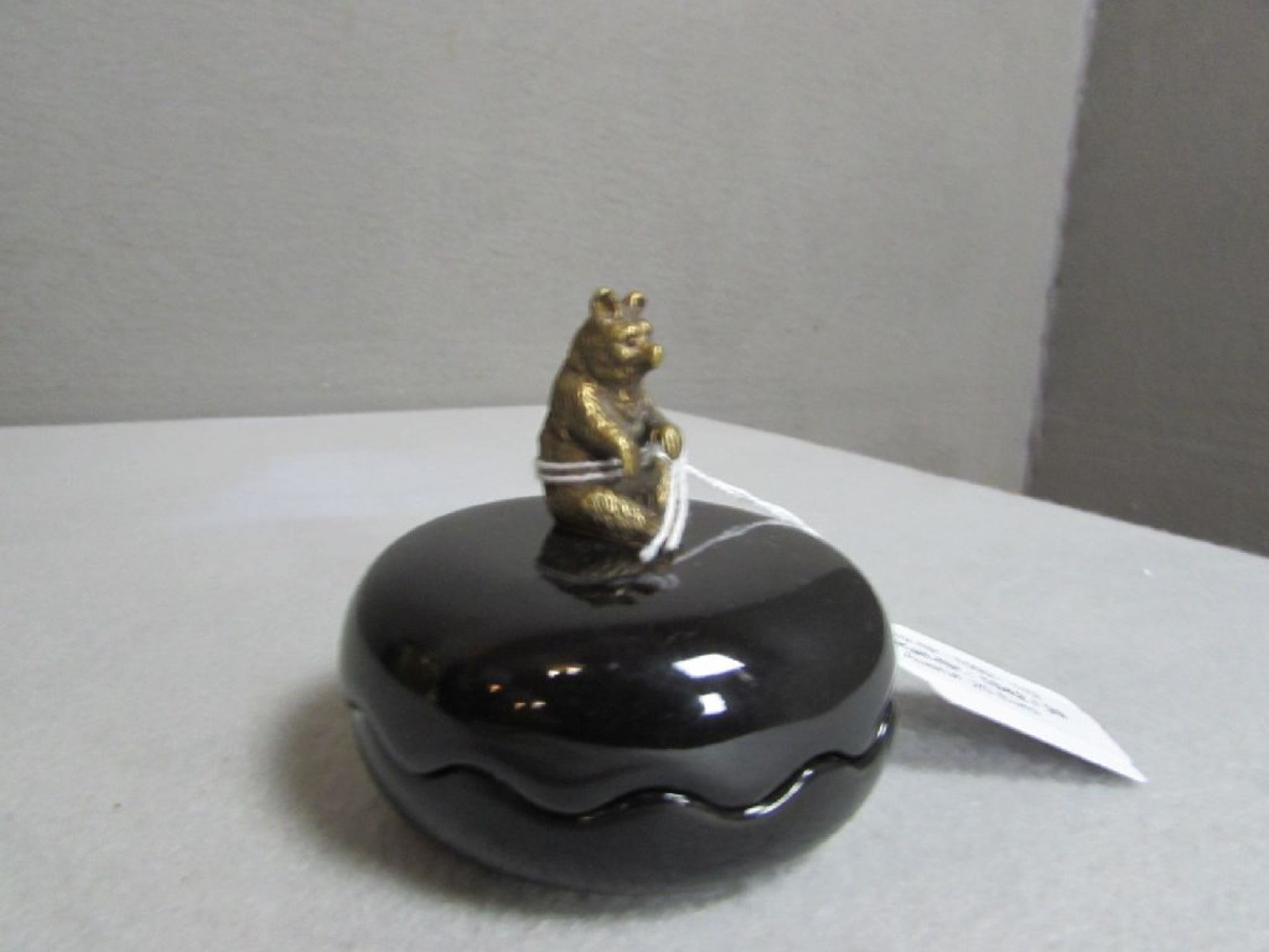 Kleine Deckeldose Keramik Knauf in Form eines Bronzebären 8cm Durchmesser